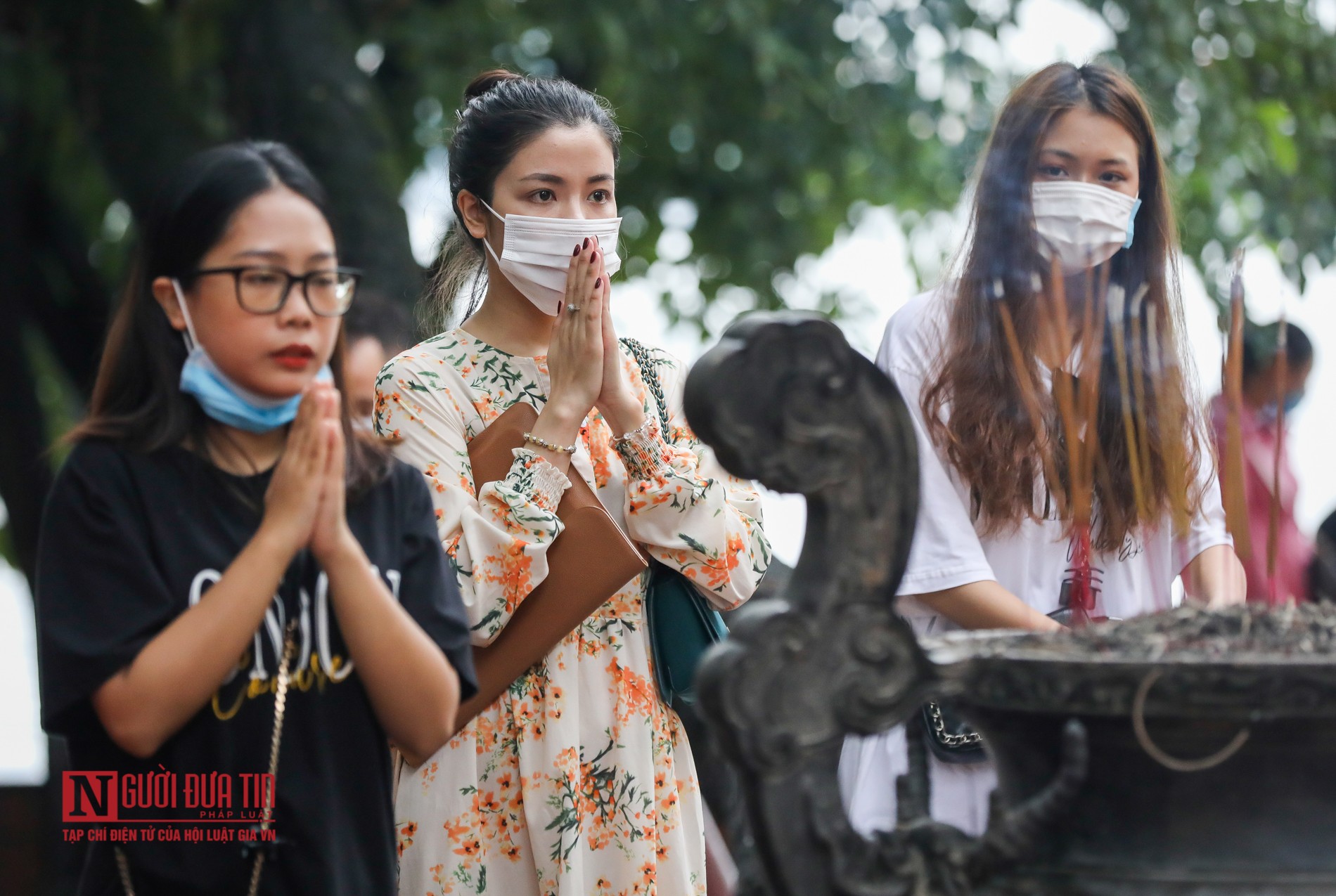 Tin nhanh - Hà Nội: Người dân “quên” đeo khẩu trang khi đi lễ phủ ngày rằm (Hình 8).