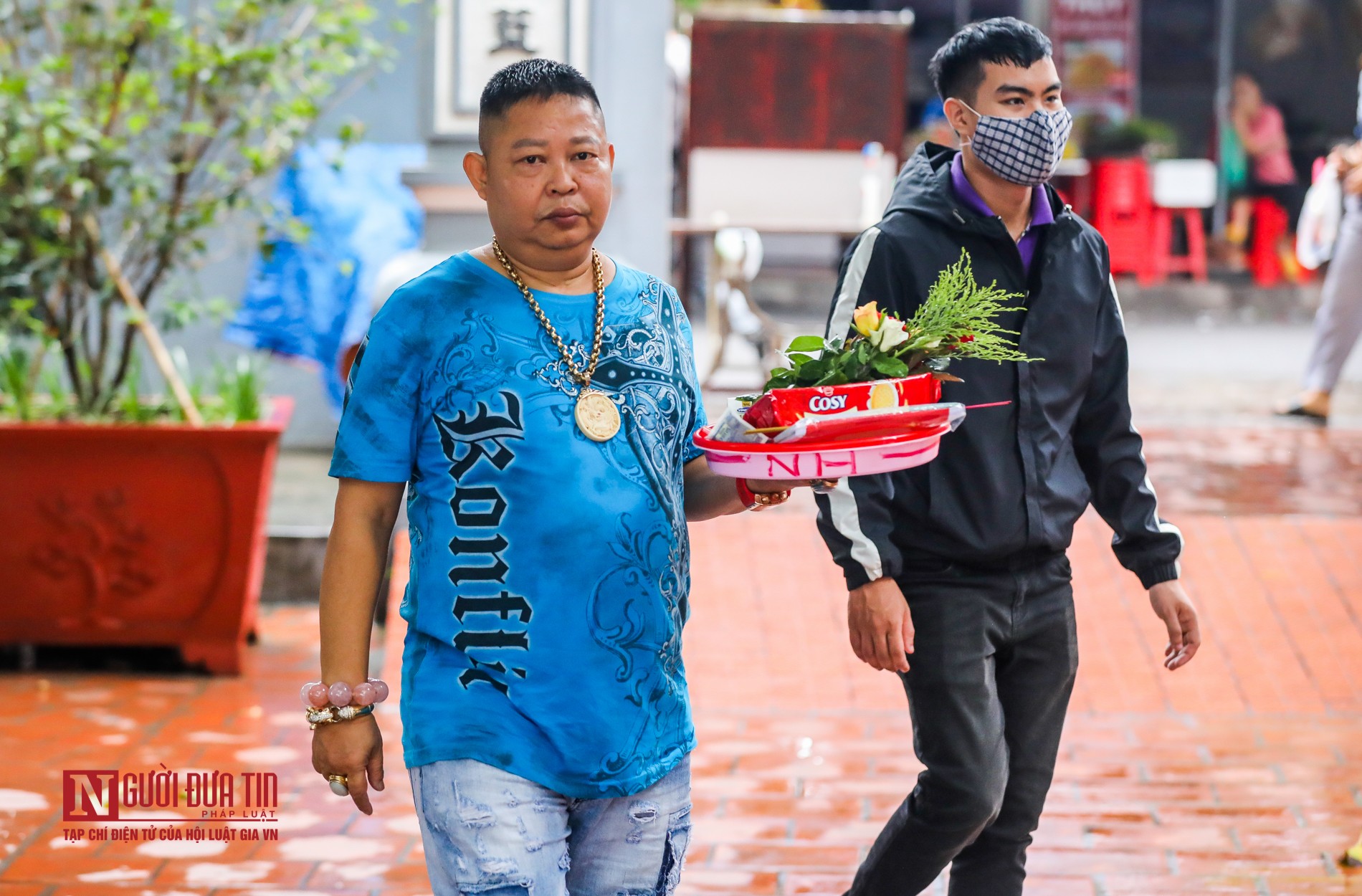 Tin nhanh - Hà Nội: Người dân “quên” đeo khẩu trang khi đi lễ phủ ngày rằm (Hình 9).