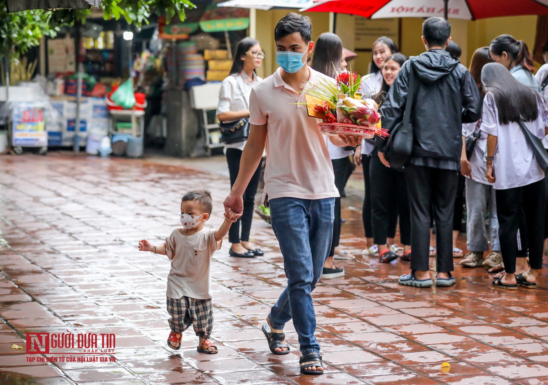 Tin nhanh - Hà Nội: Người dân “quên” đeo khẩu trang khi đi lễ phủ ngày rằm (Hình 11).