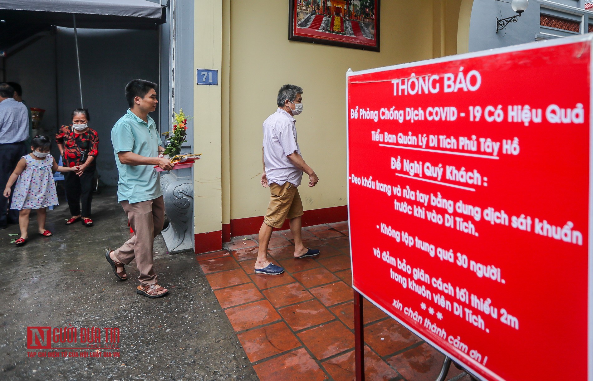 Tin nhanh - Hà Nội: Người dân “quên” đeo khẩu trang khi đi lễ phủ ngày rằm (Hình 2).