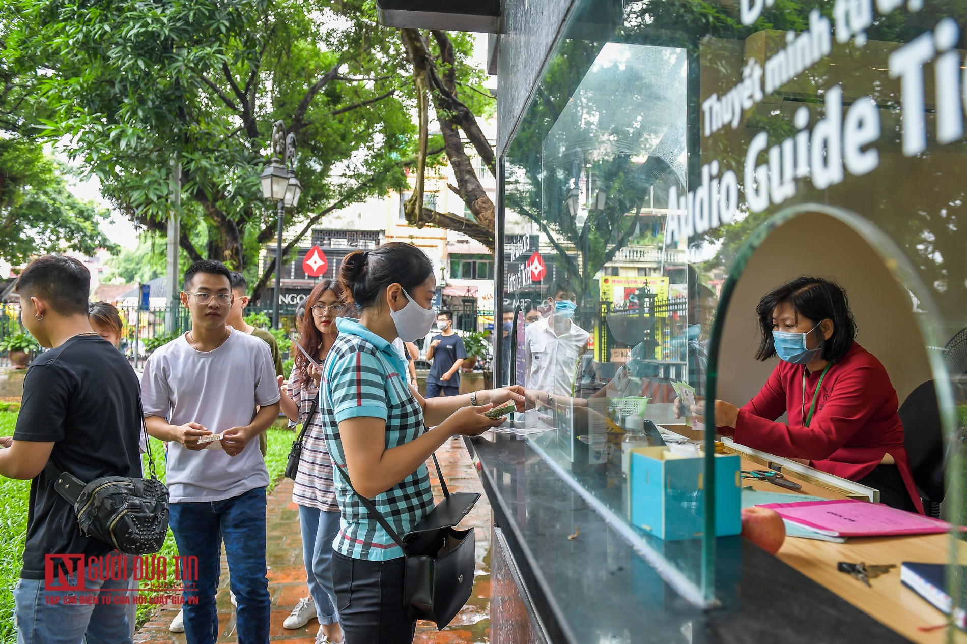 Tin nhanh - Sĩ tử bịt kín khẩu trang đến Văn Miếu cầu may trước ngày thi tốt nghiệp THPT  (Hình 2).