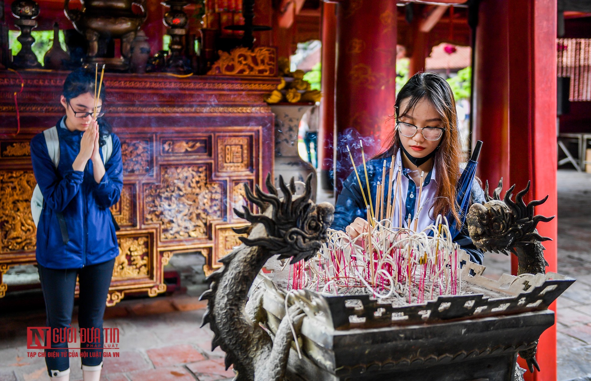 Tin nhanh - Sĩ tử bịt kín khẩu trang đến Văn Miếu cầu may trước ngày thi tốt nghiệp THPT  (Hình 8).