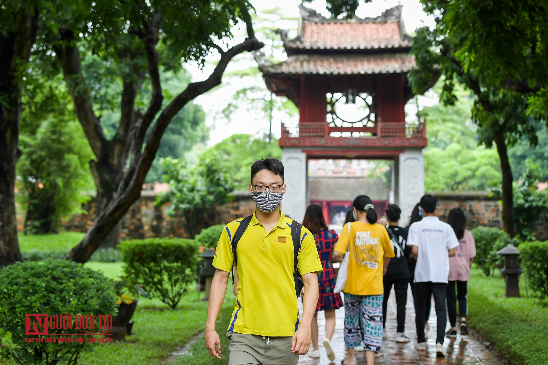 Tin nhanh - Sĩ tử bịt kín khẩu trang đến Văn Miếu cầu may trước ngày thi tốt nghiệp THPT  (Hình 5).