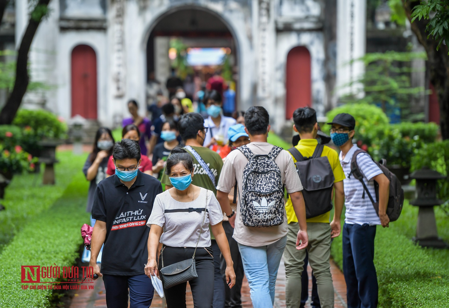 Tin nhanh - Sĩ tử bịt kín khẩu trang đến Văn Miếu cầu may trước ngày thi tốt nghiệp THPT 