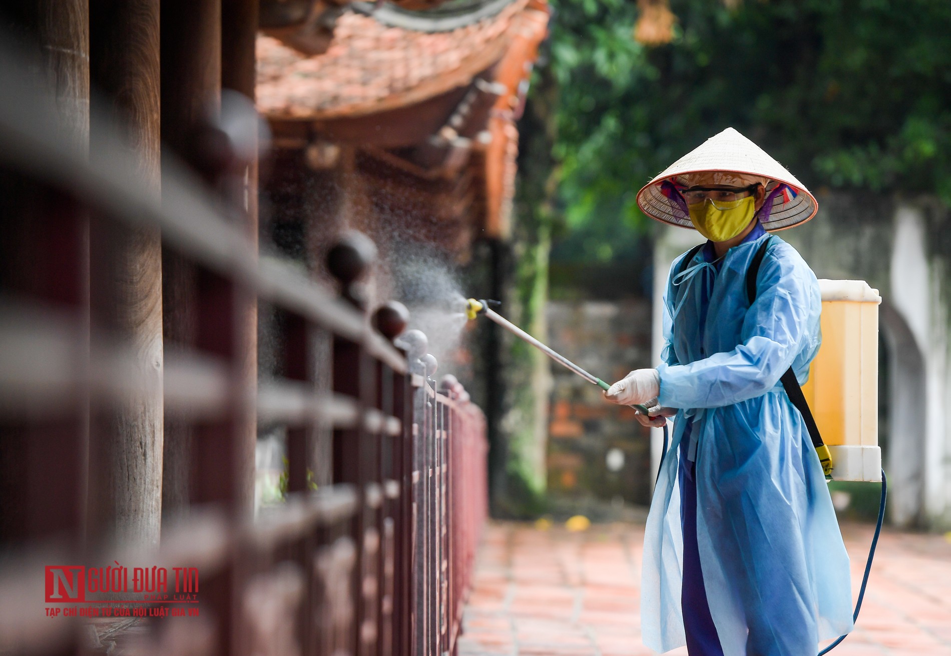 Tin nhanh - Sĩ tử bịt kín khẩu trang đến Văn Miếu cầu may trước ngày thi tốt nghiệp THPT  (Hình 4).