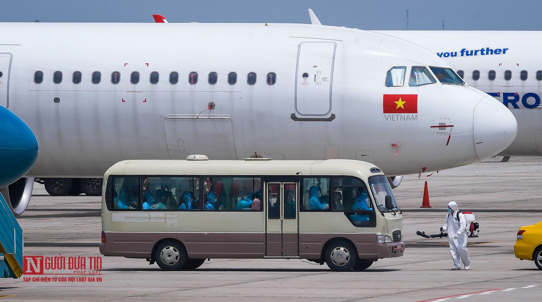 Tin nhanh - Ảnh: Chuyến bay đầu tiên đưa 202 du khách mắc kẹt tại Đà Nẵng về tới Hà Nội (Hình 5).