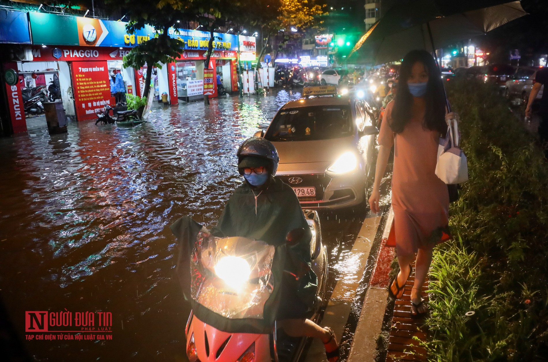 Tin nhanh - Ngập sâu, ùn tắc nhiều tuyến phố ở Thủ đô sau mưa lớn (Hình 4).