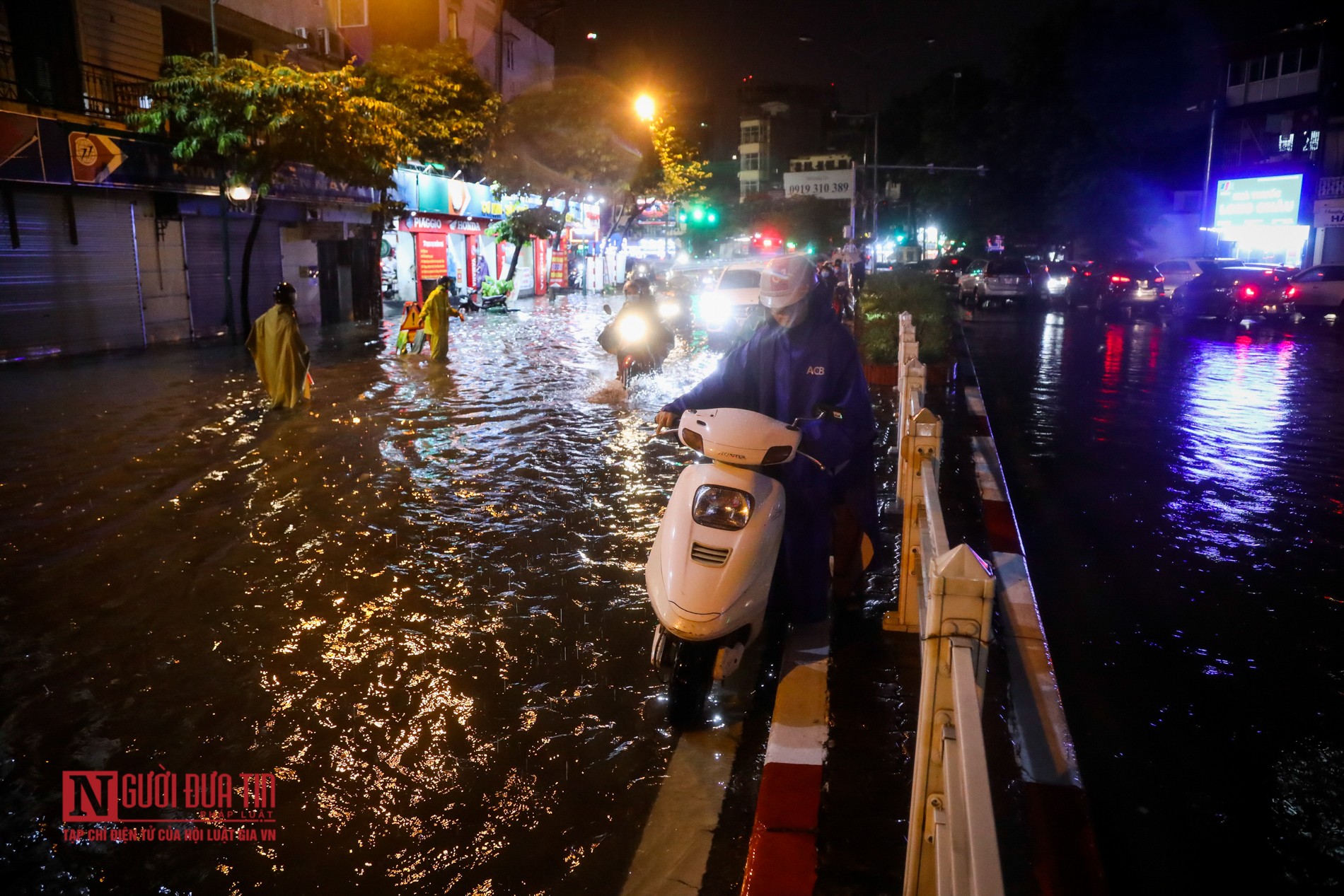 Tin nhanh - Ngập sâu, ùn tắc nhiều tuyến phố ở Thủ đô sau mưa lớn (Hình 5).