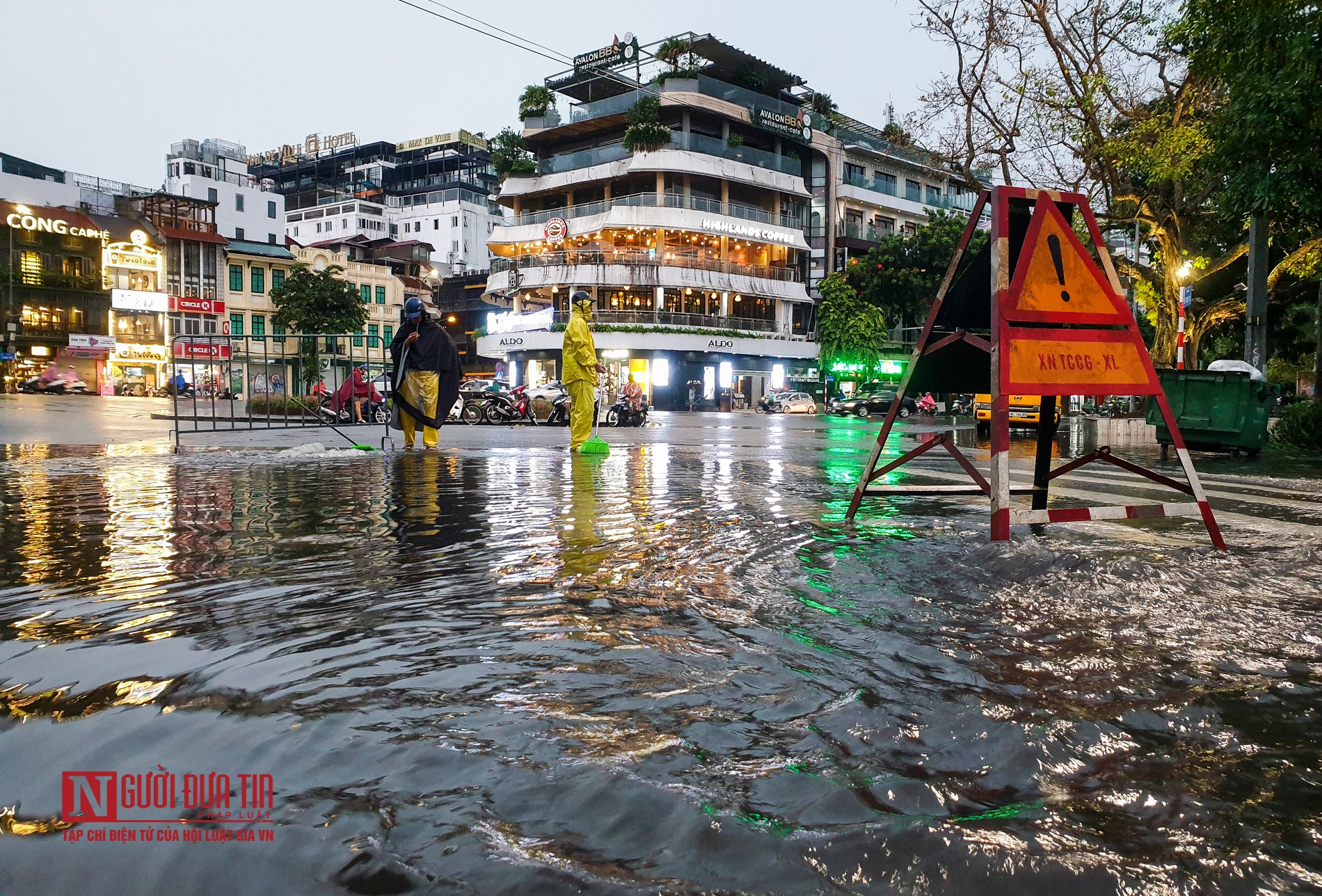 Tin nhanh - Ngập sâu, ùn tắc nhiều tuyến phố ở Thủ đô sau mưa lớn (Hình 9).