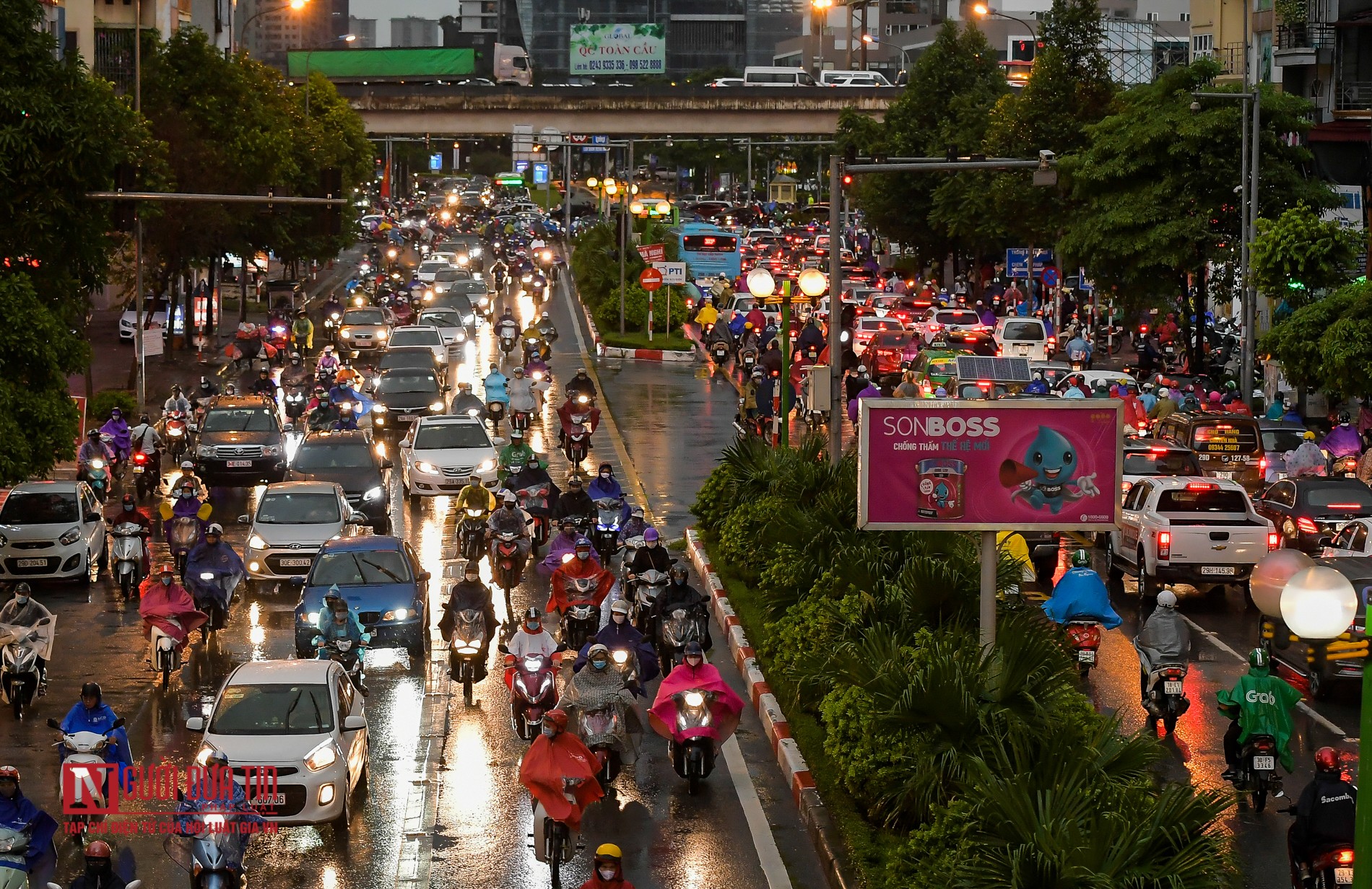 Tin nhanh - Ngập sâu, ùn tắc nhiều tuyến phố ở Thủ đô sau mưa lớn (Hình 14).