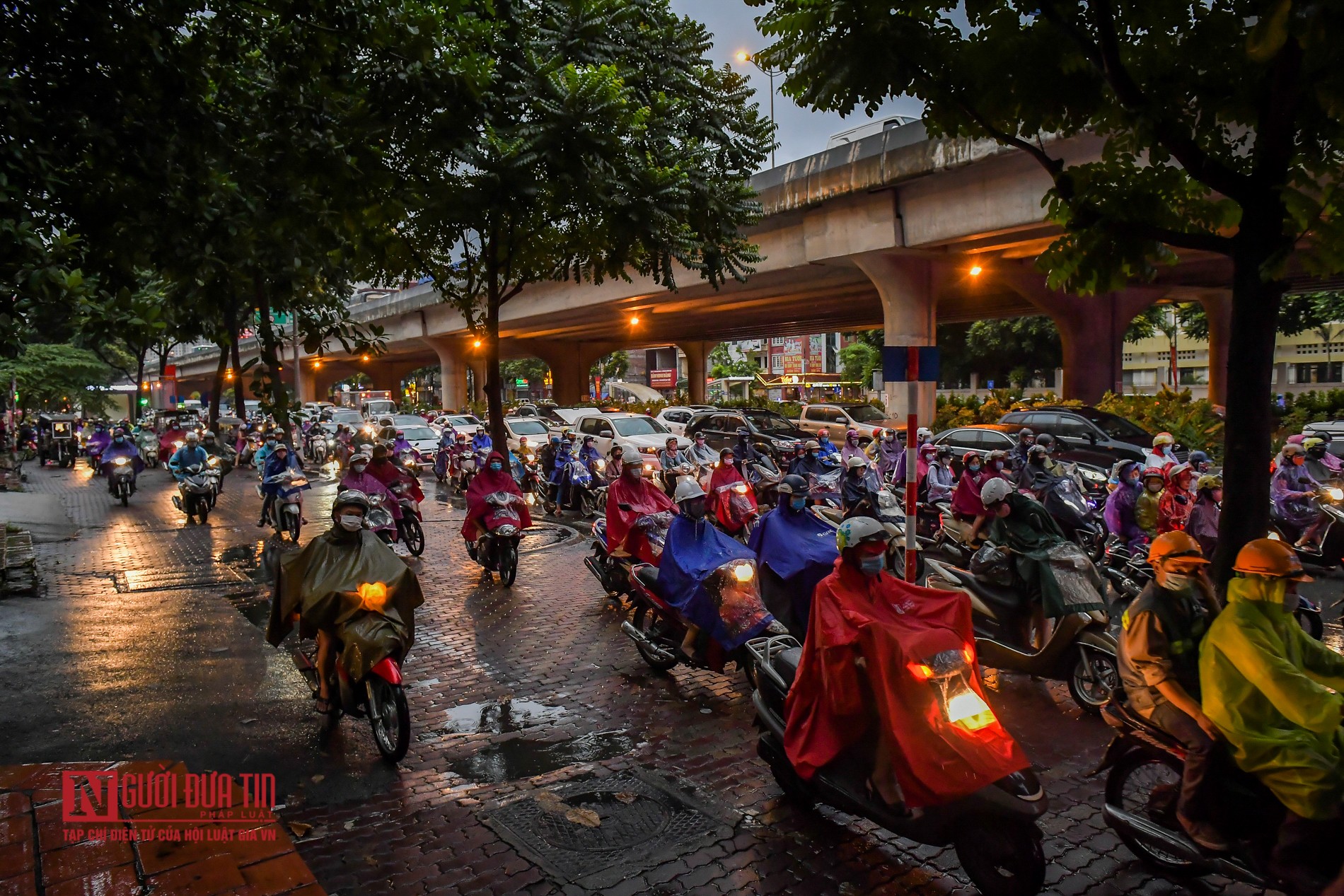 Tin nhanh - Ngập sâu, ùn tắc nhiều tuyến phố ở Thủ đô sau mưa lớn (Hình 17).