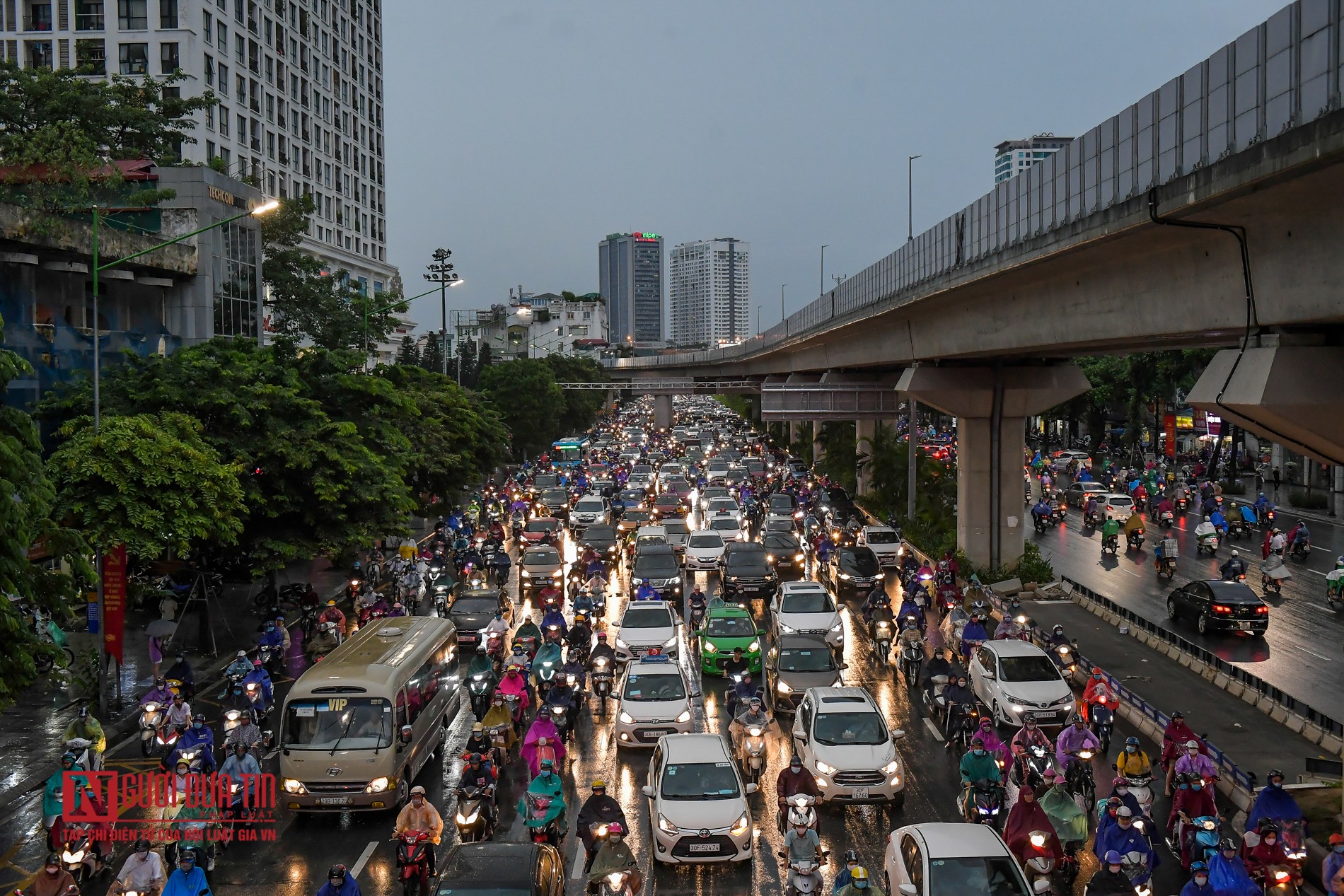 Tin nhanh - Ngập sâu, ùn tắc nhiều tuyến phố ở Thủ đô sau mưa lớn (Hình 18).