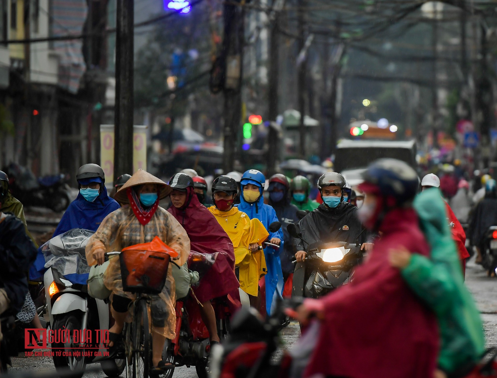 Tin nhanh - Ngập sâu, ùn tắc nhiều tuyến phố ở Thủ đô sau mưa lớn (Hình 11).