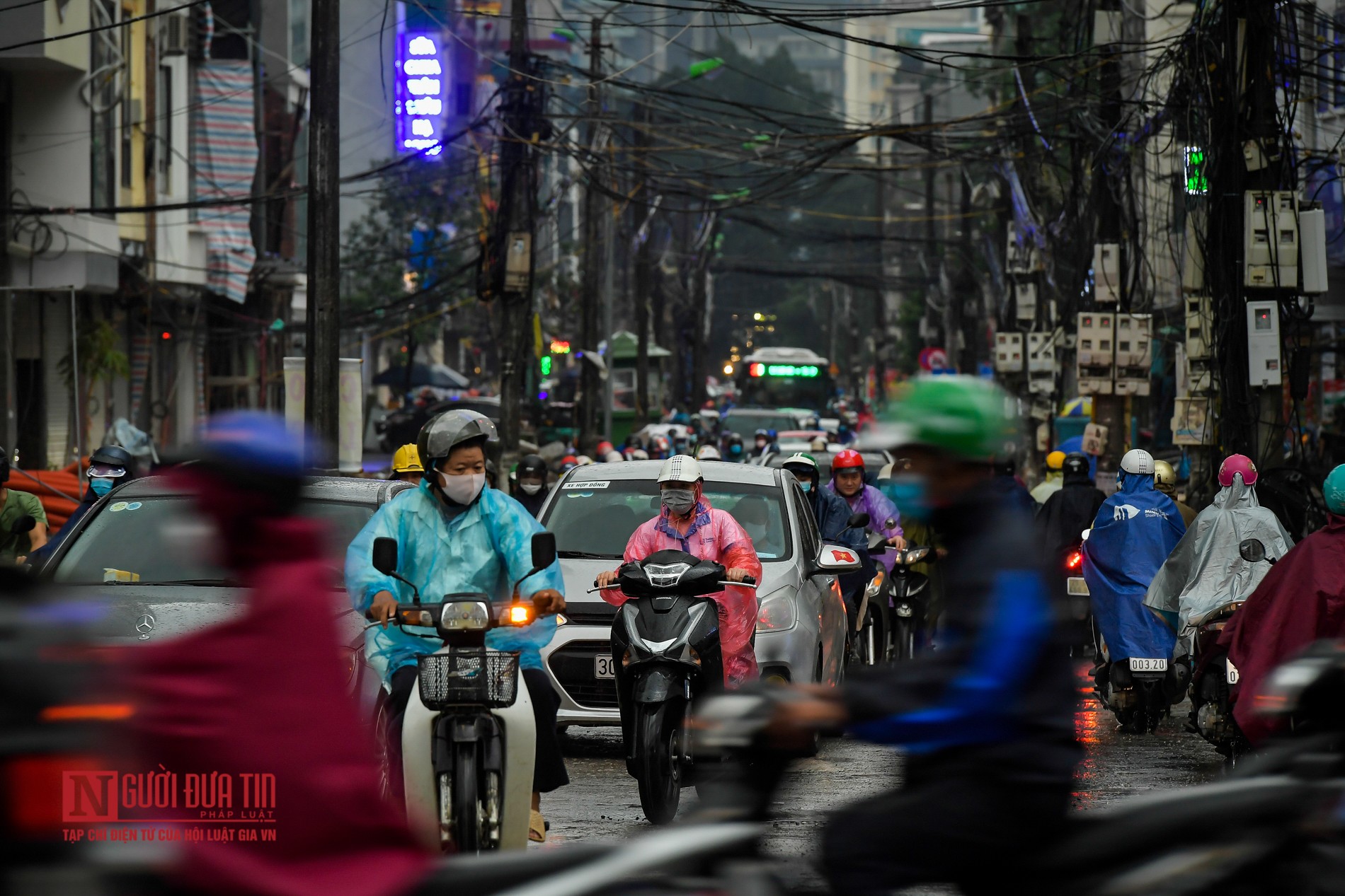 Tin nhanh - Ngập sâu, ùn tắc nhiều tuyến phố ở Thủ đô sau mưa lớn (Hình 12).