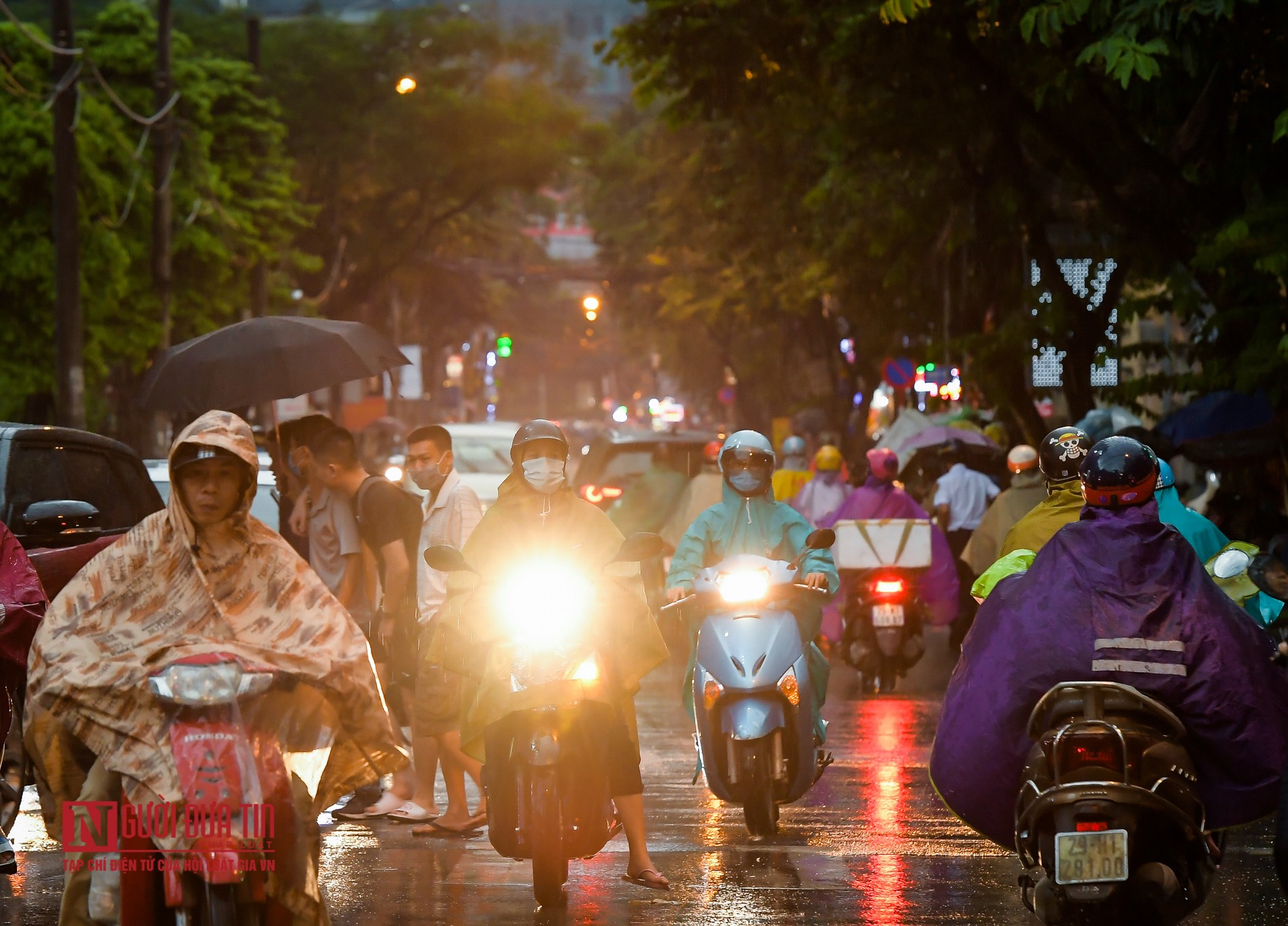 Tin nhanh - Ngập sâu, ùn tắc nhiều tuyến phố ở Thủ đô sau mưa lớn (Hình 13).