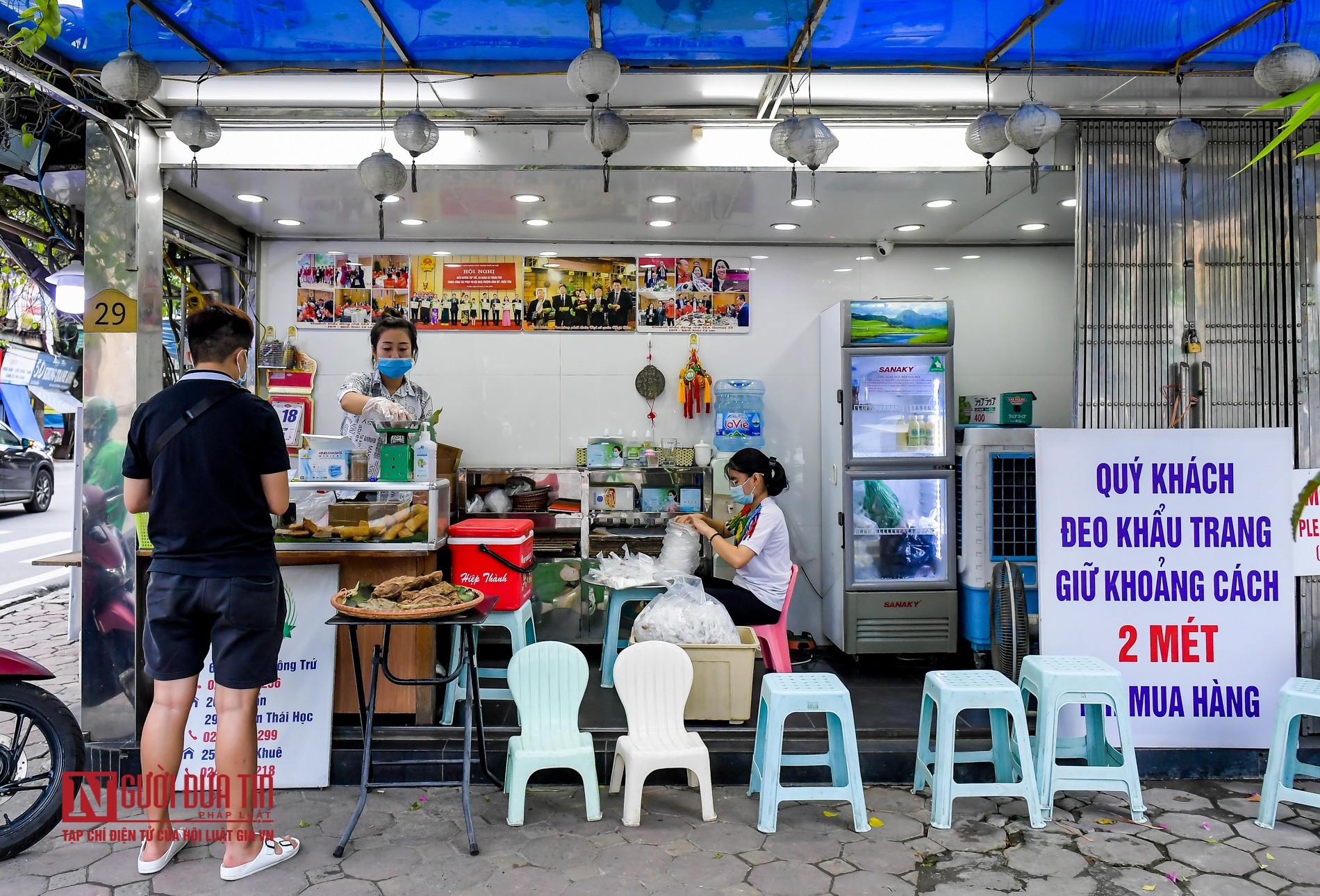 Tin nhanh - Hà Nội: Hàng quán khởi động “lá chắn” phòng chống dịch (Hình 9).