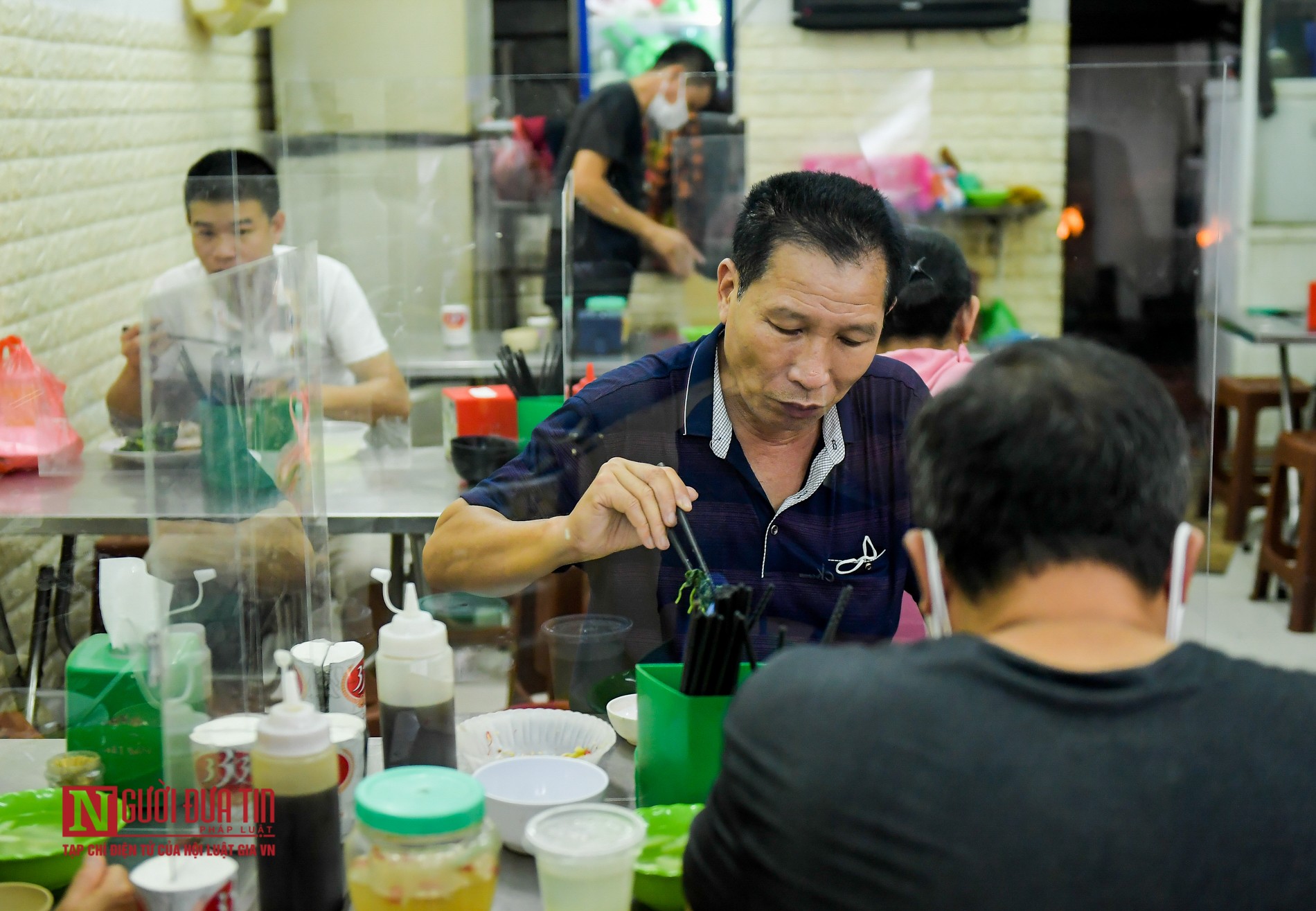 Tin nhanh - Hà Nội: Hàng quán khởi động “lá chắn” phòng chống dịch (Hình 4).