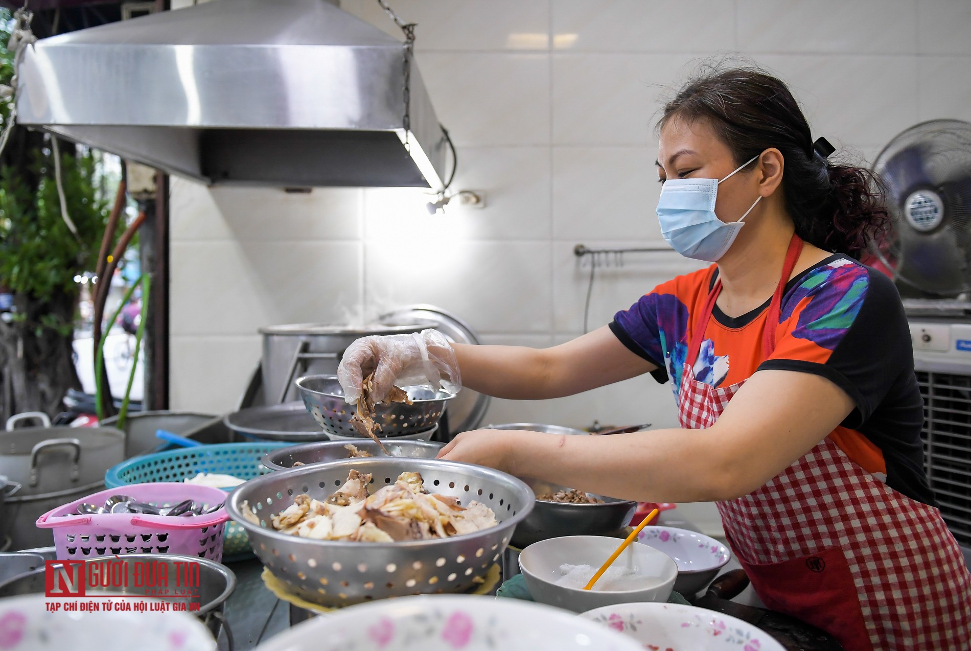 Tin nhanh - Hà Nội: Hàng quán khởi động “lá chắn” phòng chống dịch (Hình 8).