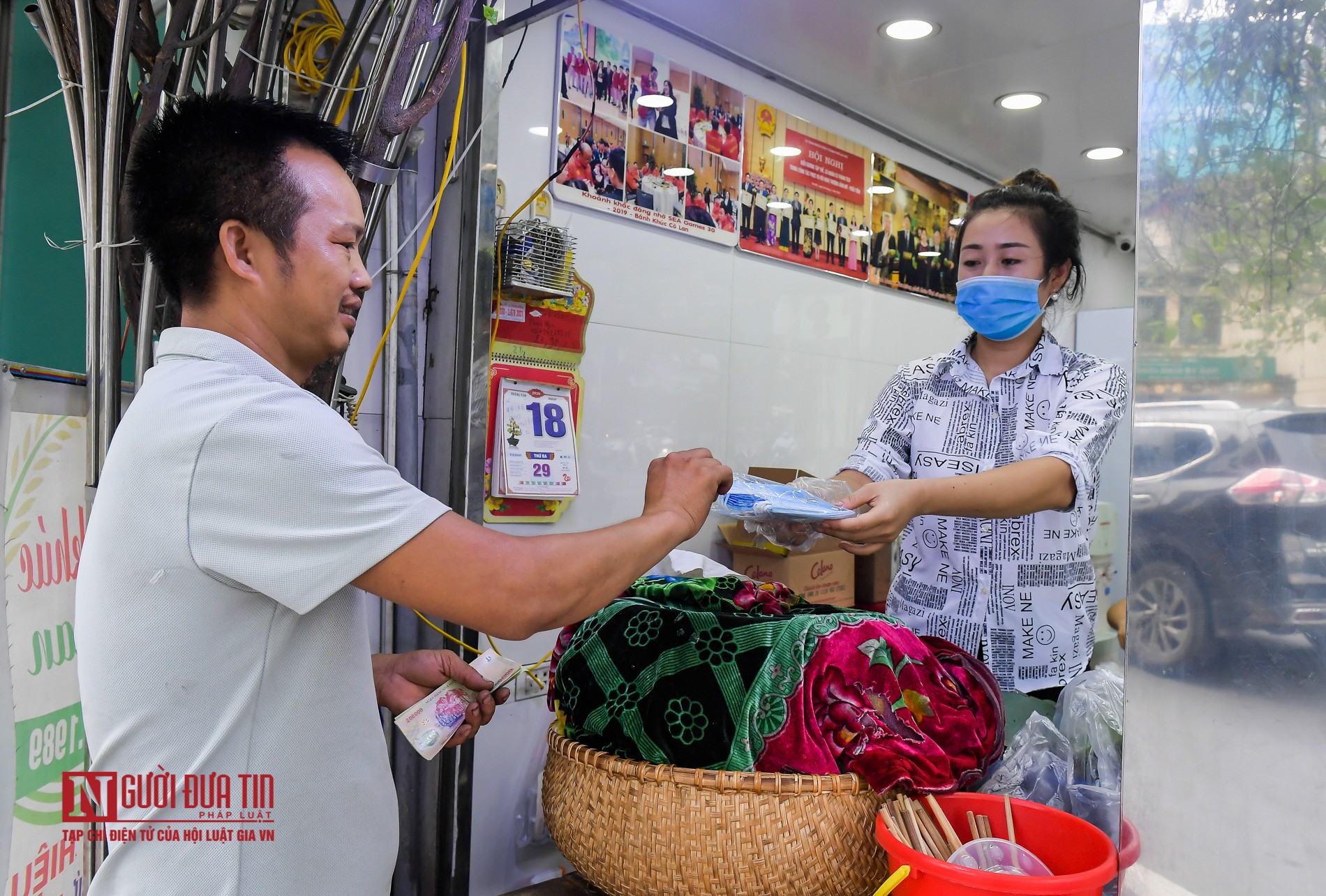 Tin nhanh - Hà Nội: Hàng quán khởi động “lá chắn” phòng chống dịch (Hình 12).