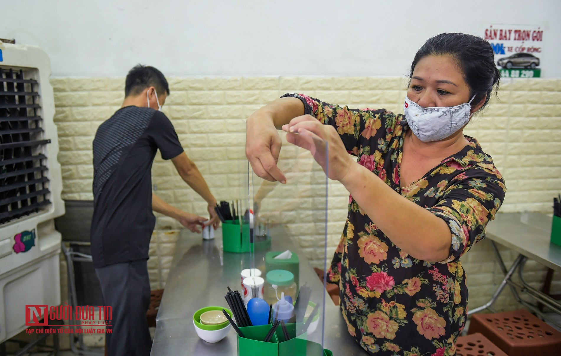 Tin nhanh - Hà Nội: Hàng quán khởi động “lá chắn” phòng chống dịch (Hình 2).