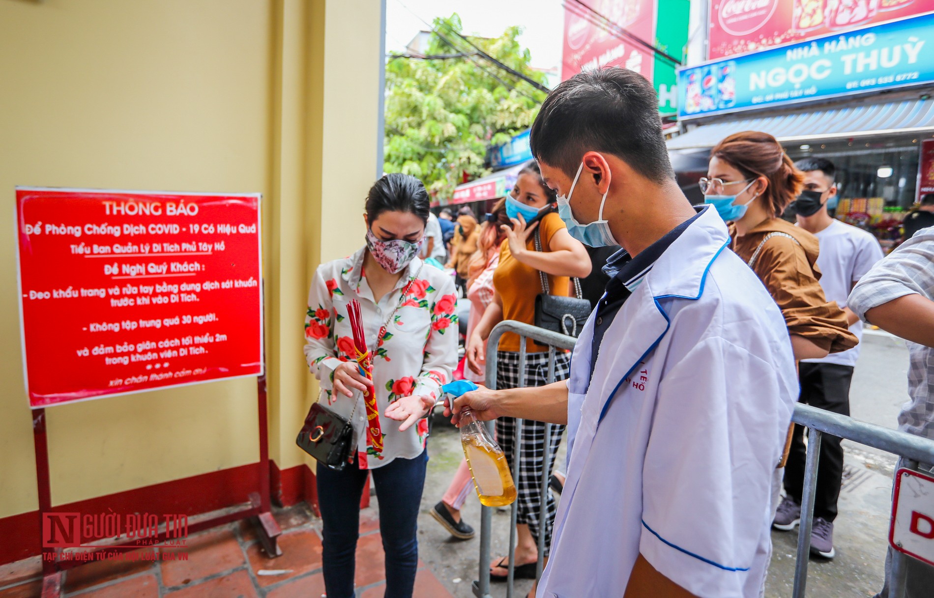 Tin nhanh - Dòng người chen lấn lễ Phủ Tây Hồ giữa dịch Covid-19 (Hình 3).