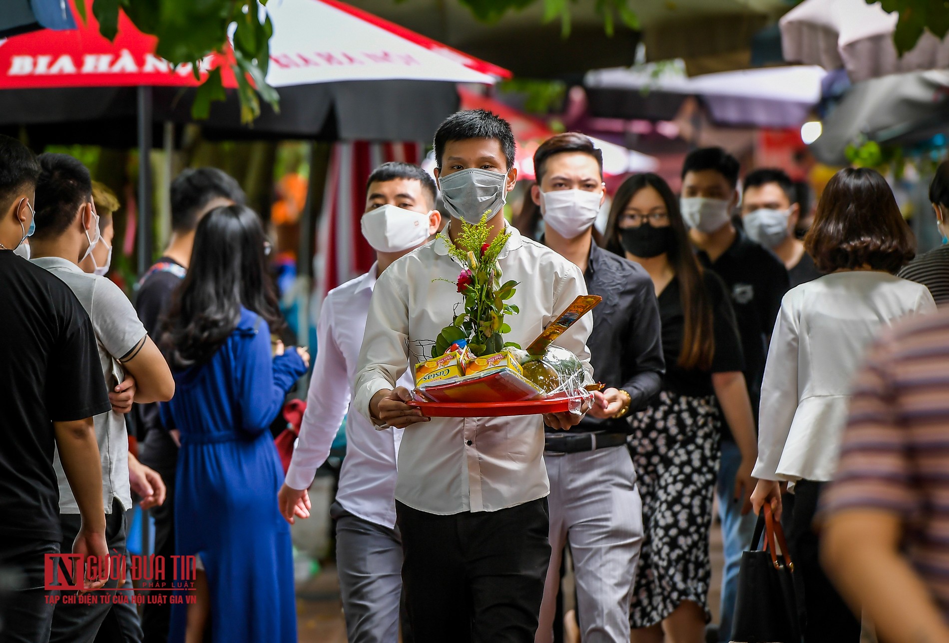 Tin nhanh - Dòng người chen lấn lễ Phủ Tây Hồ giữa dịch Covid-19 (Hình 15).