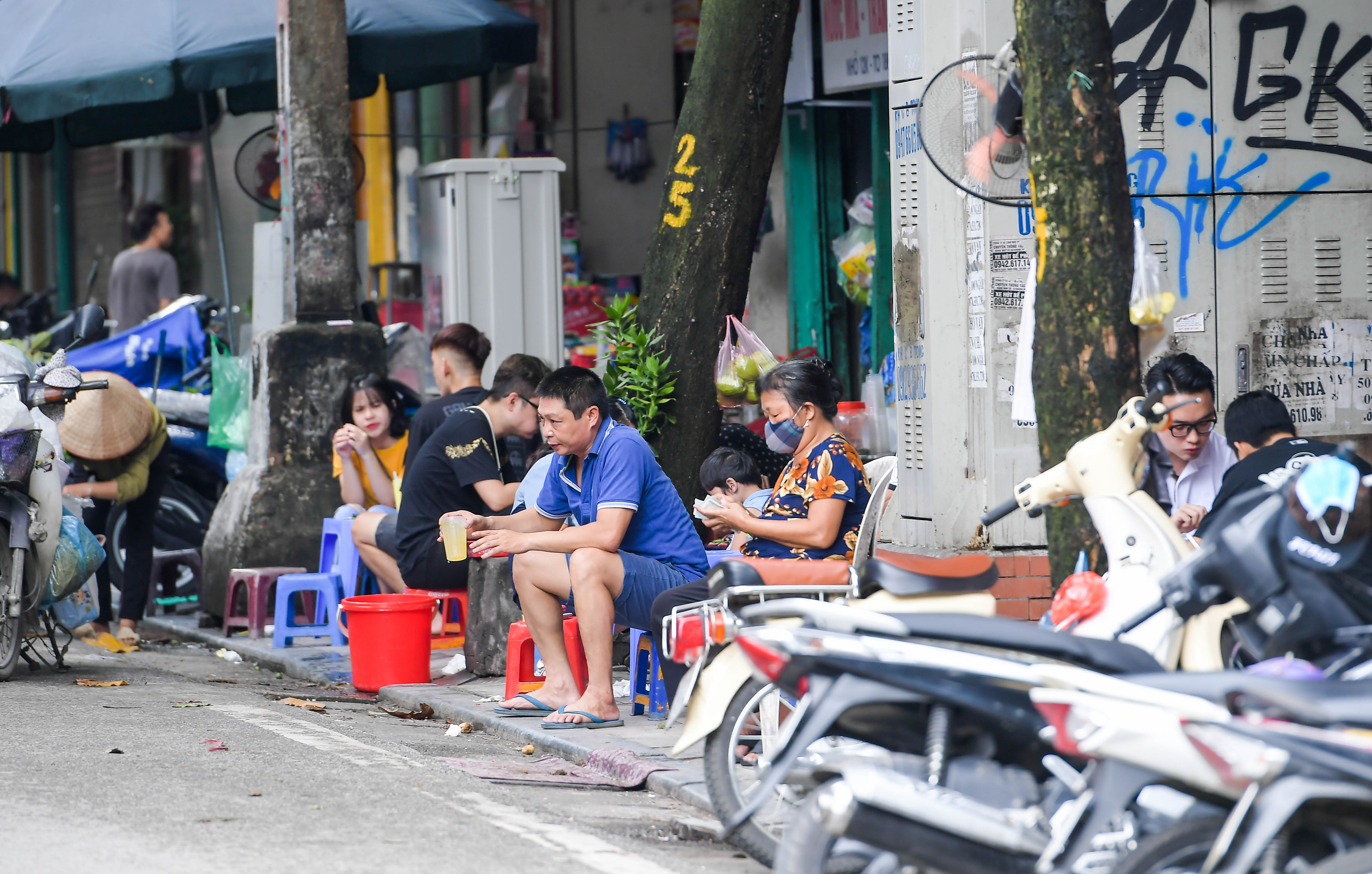 Tin nhanh - Hà Nội: Nhiều hàng quán buôn bán bình thường sau yêu cầu giãn cách (Hình 2).