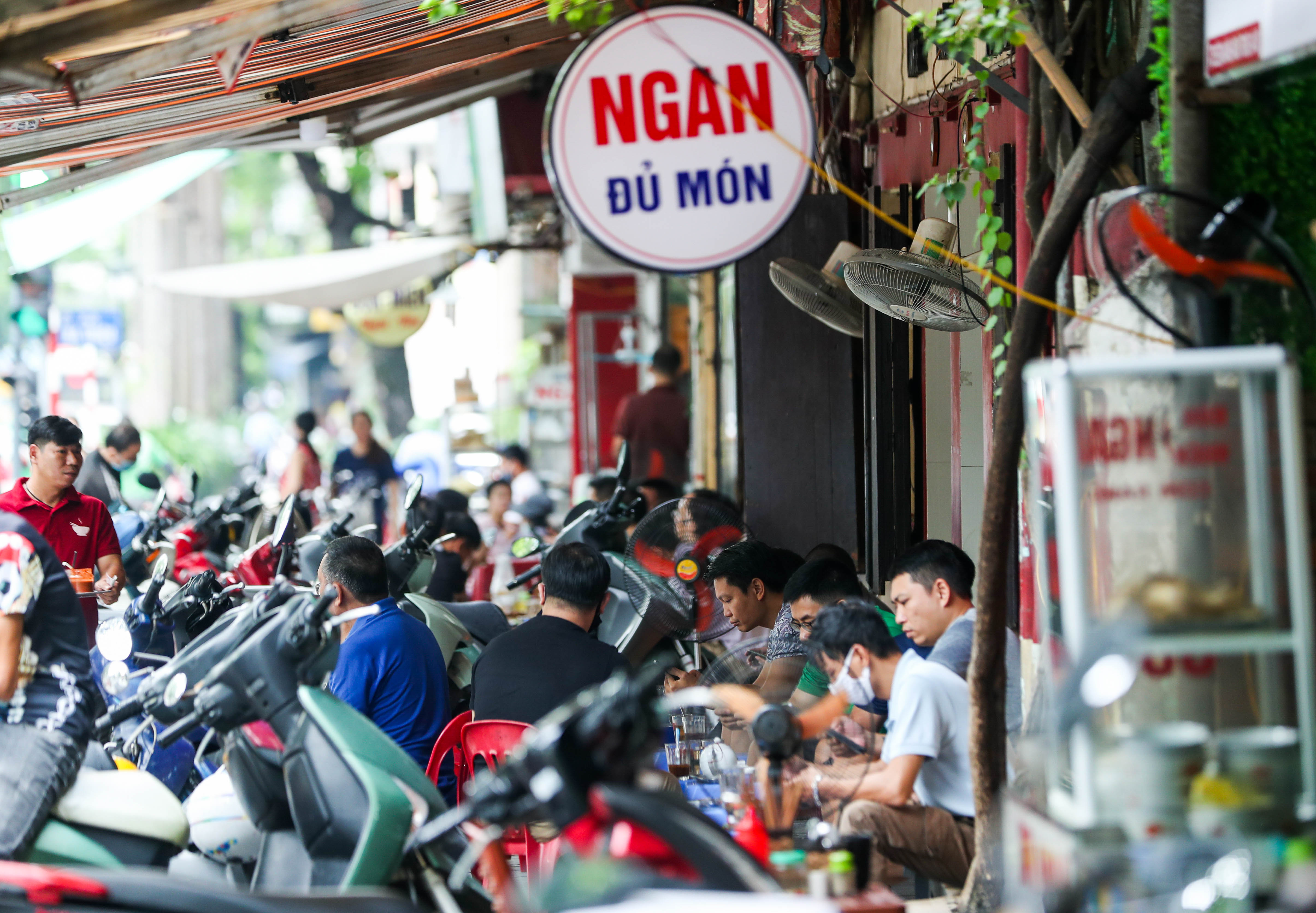 Tin nhanh - Hà Nội: Nhiều hàng quán buôn bán bình thường sau yêu cầu giãn cách (Hình 3).