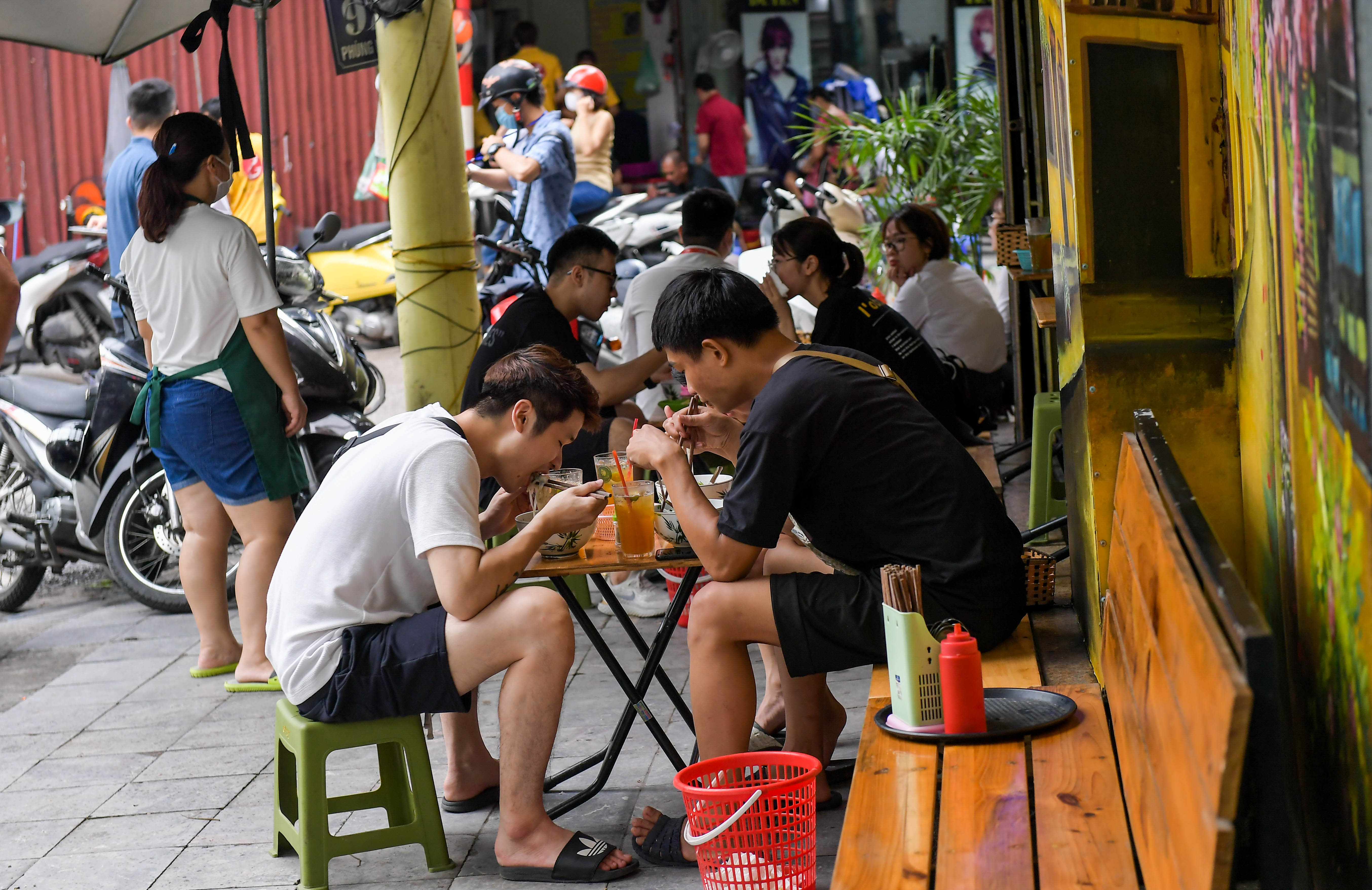 Tin nhanh - Hà Nội: Nhiều hàng quán buôn bán bình thường sau yêu cầu giãn cách (Hình 4).