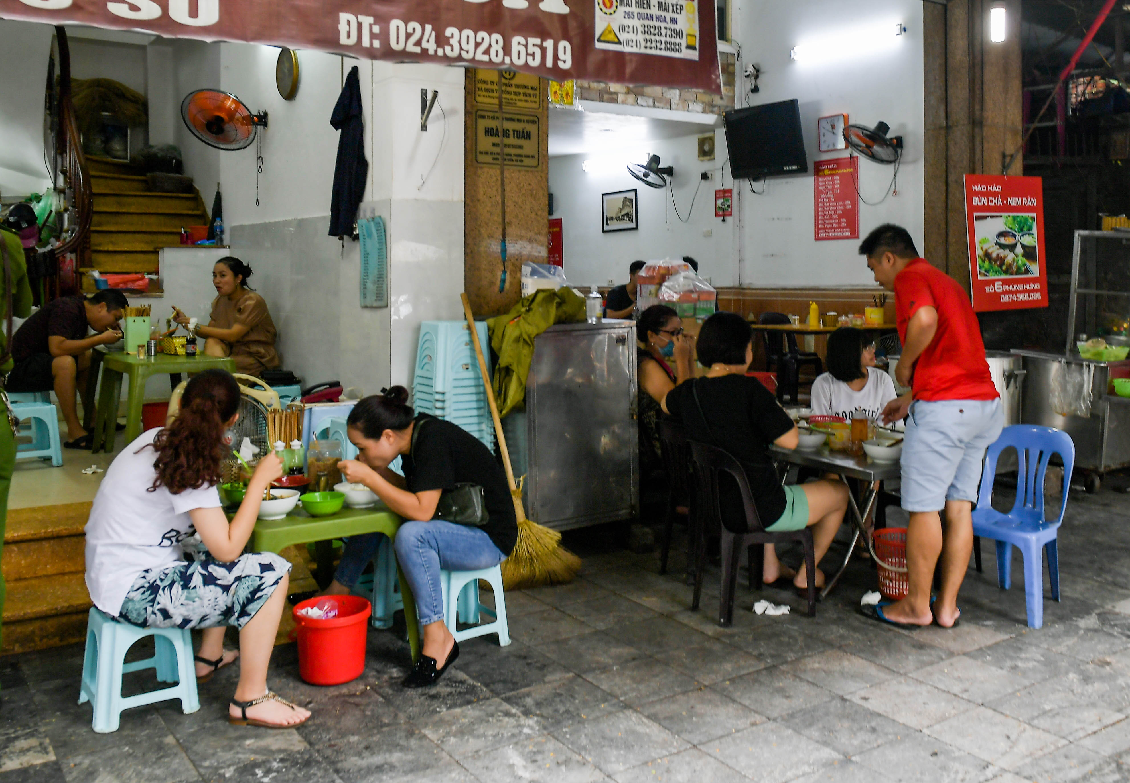 Tin nhanh - Hà Nội: Nhiều hàng quán buôn bán bình thường sau yêu cầu giãn cách (Hình 6).