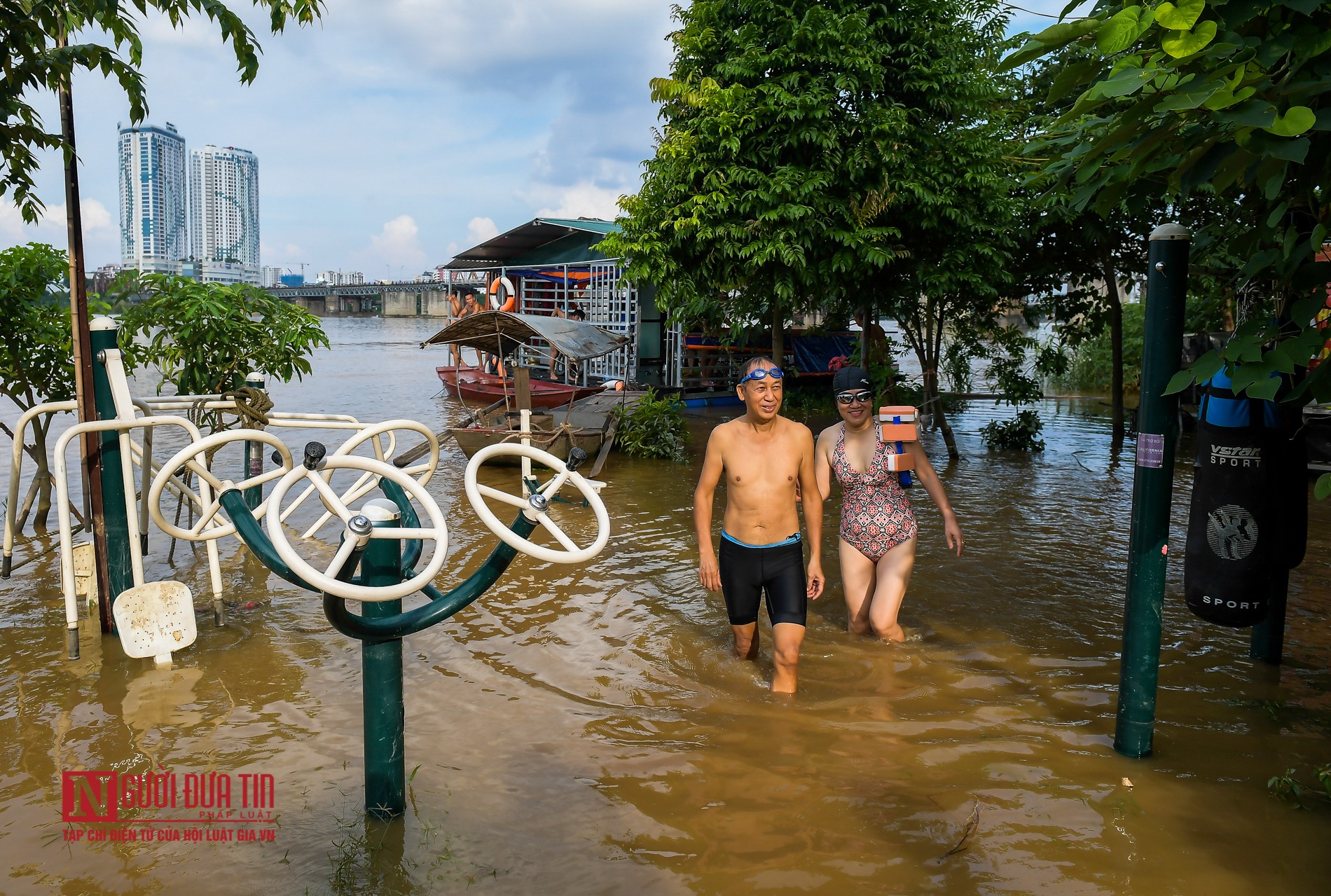 Tin nhanh - Người dân Thủ đô bì bõm tập thể dục khi nước sông Hồng dâng cao (Hình 8).