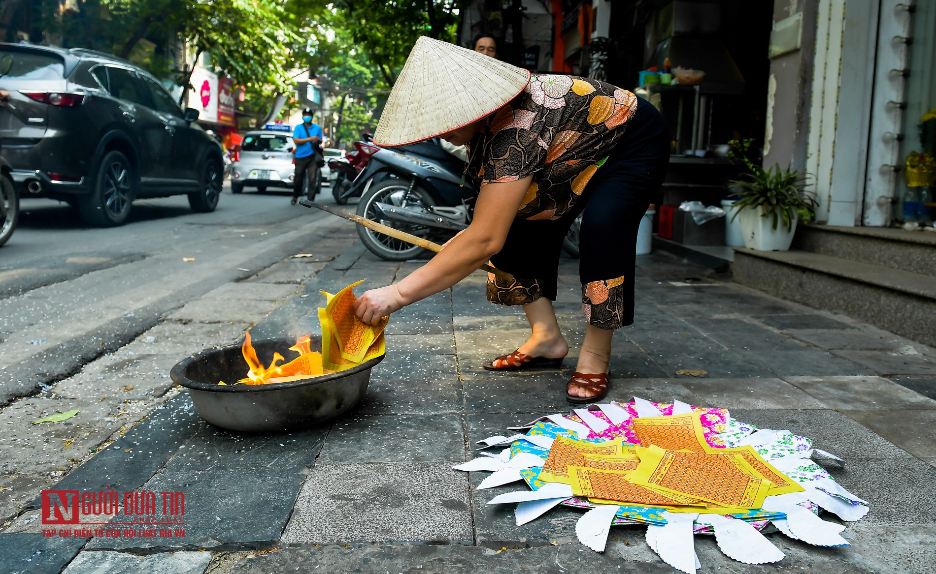 Tin nhanh - Hà Nội: Người dân tất bật cúng chúng sinh rằm tháng 7 (Hình 9).