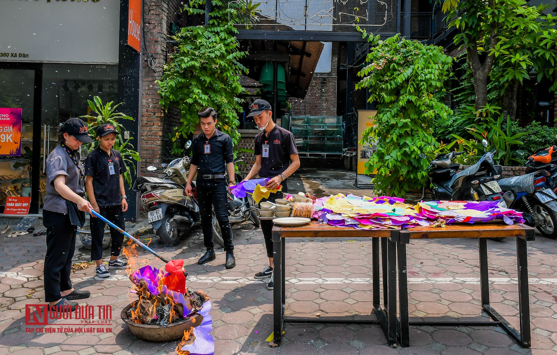 Tin nhanh - Hà Nội: Người dân tất bật cúng chúng sinh rằm tháng 7 (Hình 12).