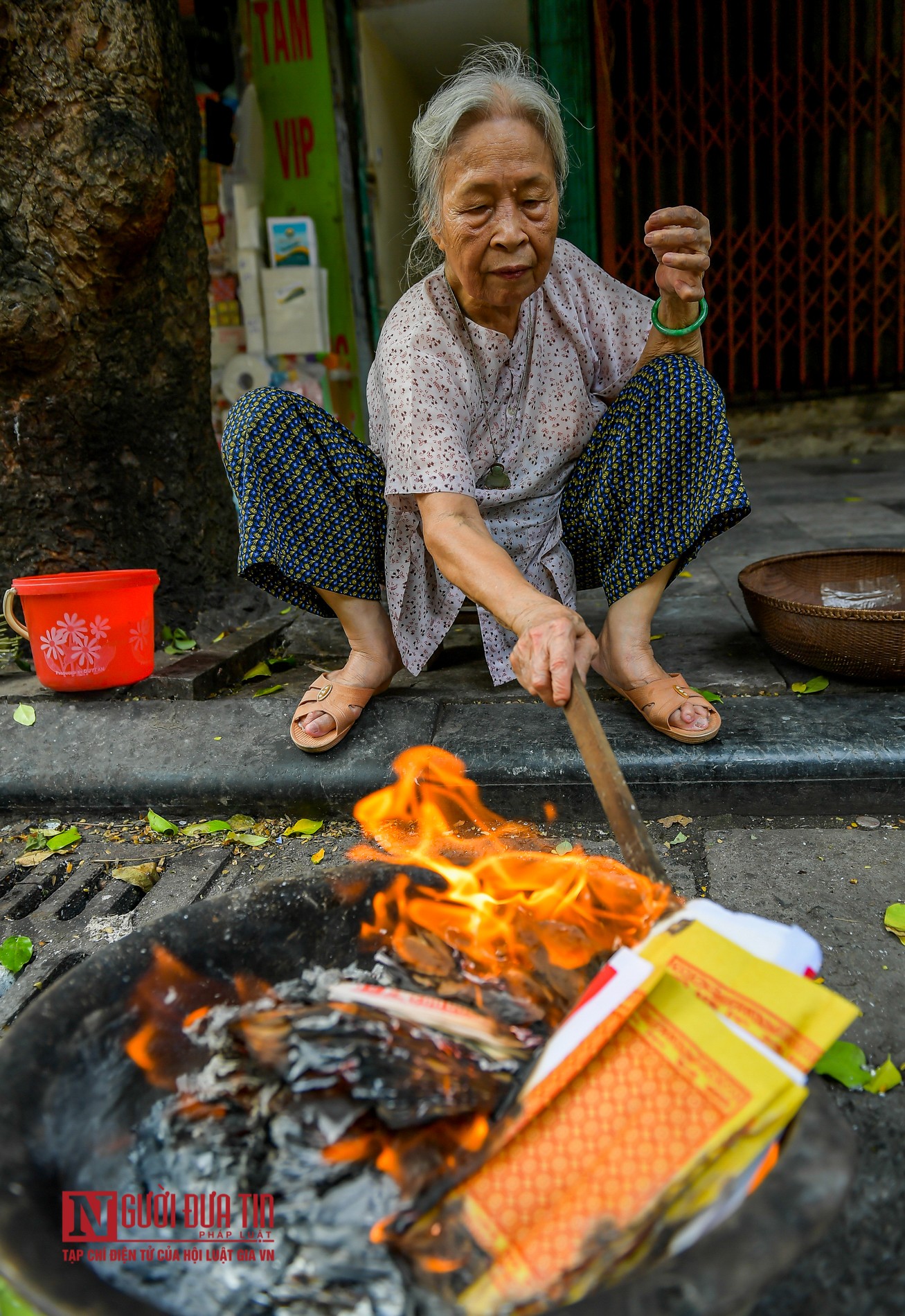 Tin nhanh - Hà Nội: Người dân tất bật cúng chúng sinh rằm tháng 7 (Hình 7).