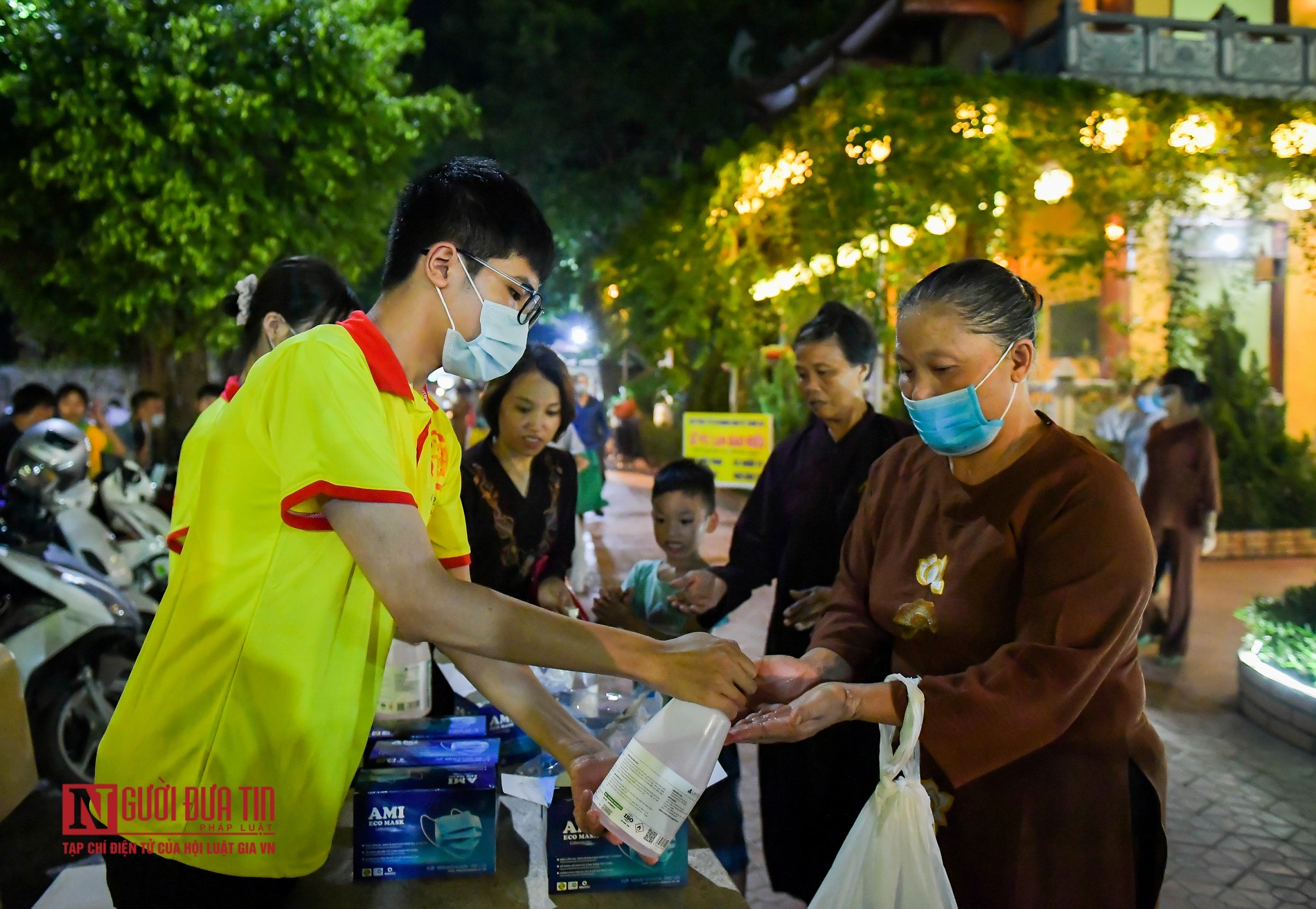 Tin nhanh - Người dân đeo khẩu trang dự lễ Vu lan báo hiếu trong mùa dịch Covid-19 (Hình 3).