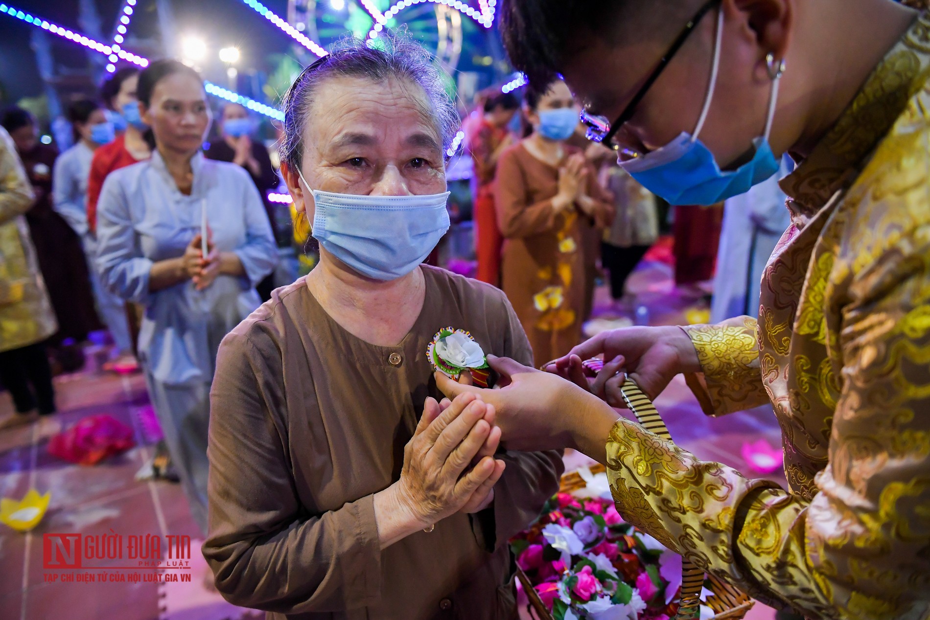 Tin nhanh - Người dân đeo khẩu trang dự lễ Vu lan báo hiếu trong mùa dịch Covid-19 (Hình 10).