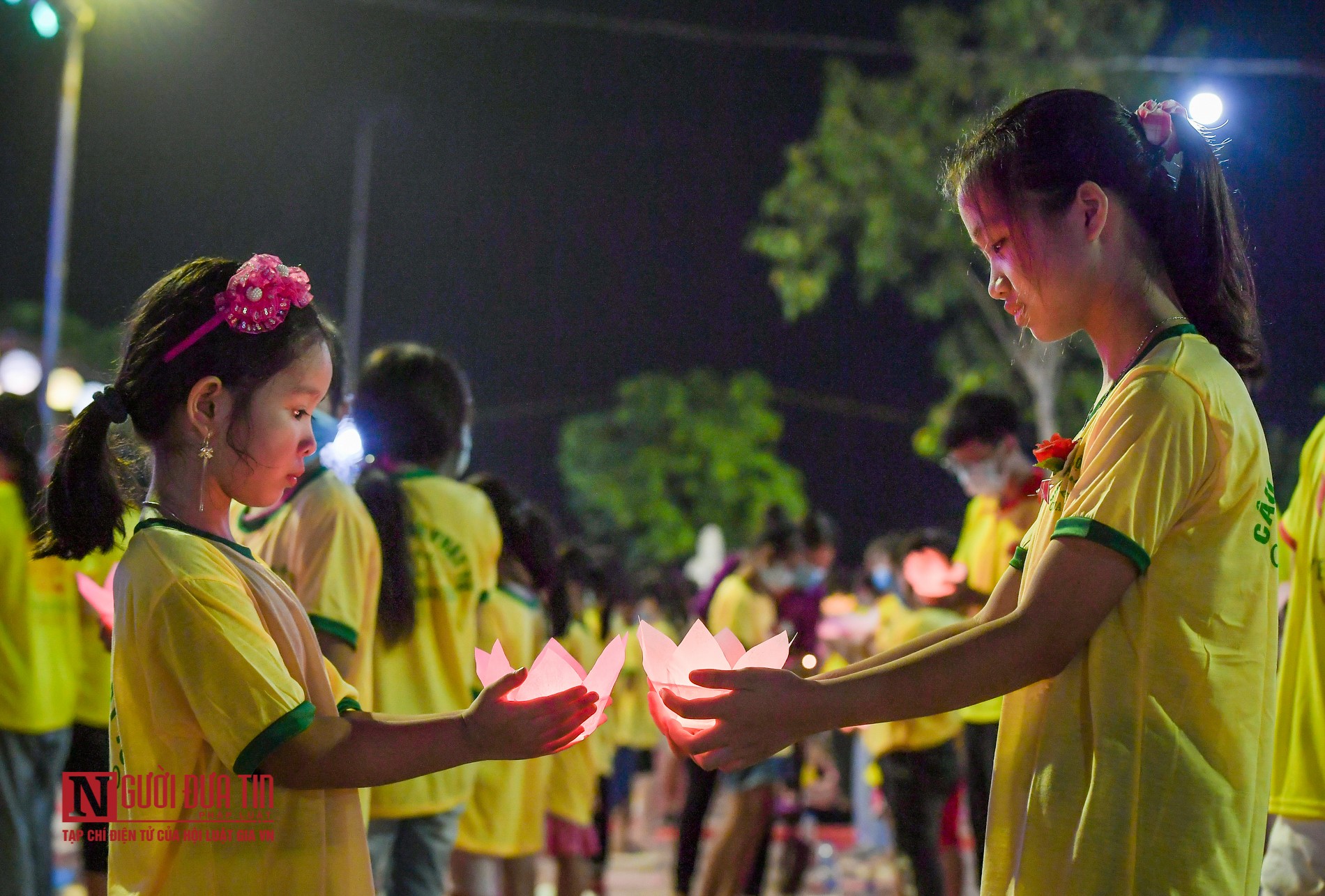 Tin nhanh - Người dân đeo khẩu trang dự lễ Vu lan báo hiếu trong mùa dịch Covid-19 (Hình 14).