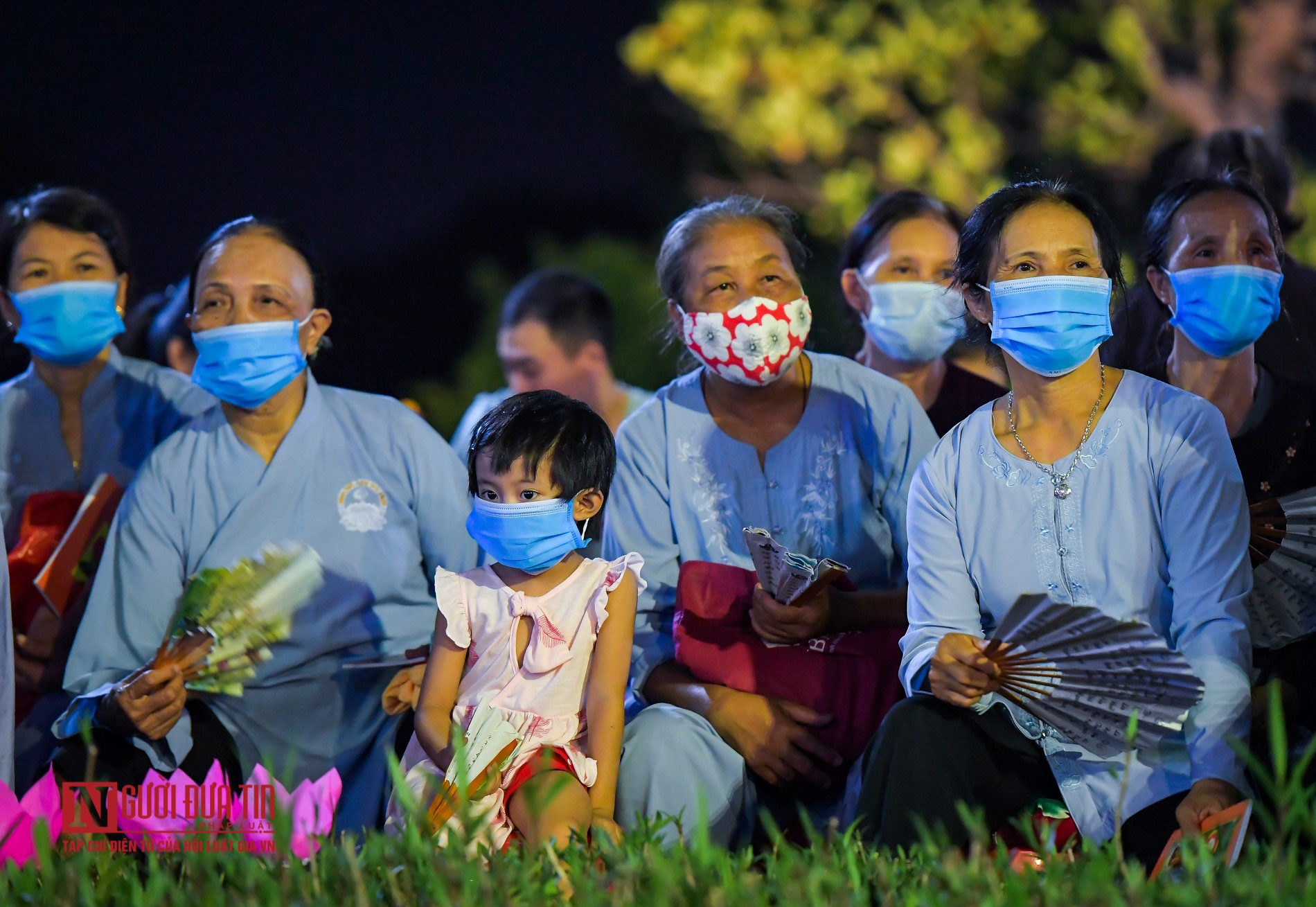 Tin nhanh - Người dân đeo khẩu trang dự lễ Vu lan báo hiếu trong mùa dịch Covid-19 (Hình 5).