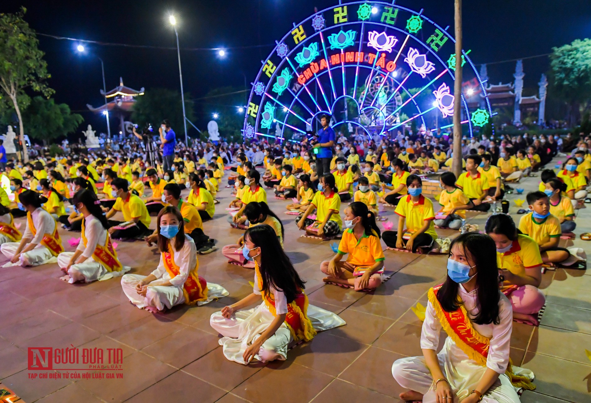 Tin nhanh - Người dân đeo khẩu trang dự lễ Vu lan báo hiếu trong mùa dịch Covid-19 (Hình 4).