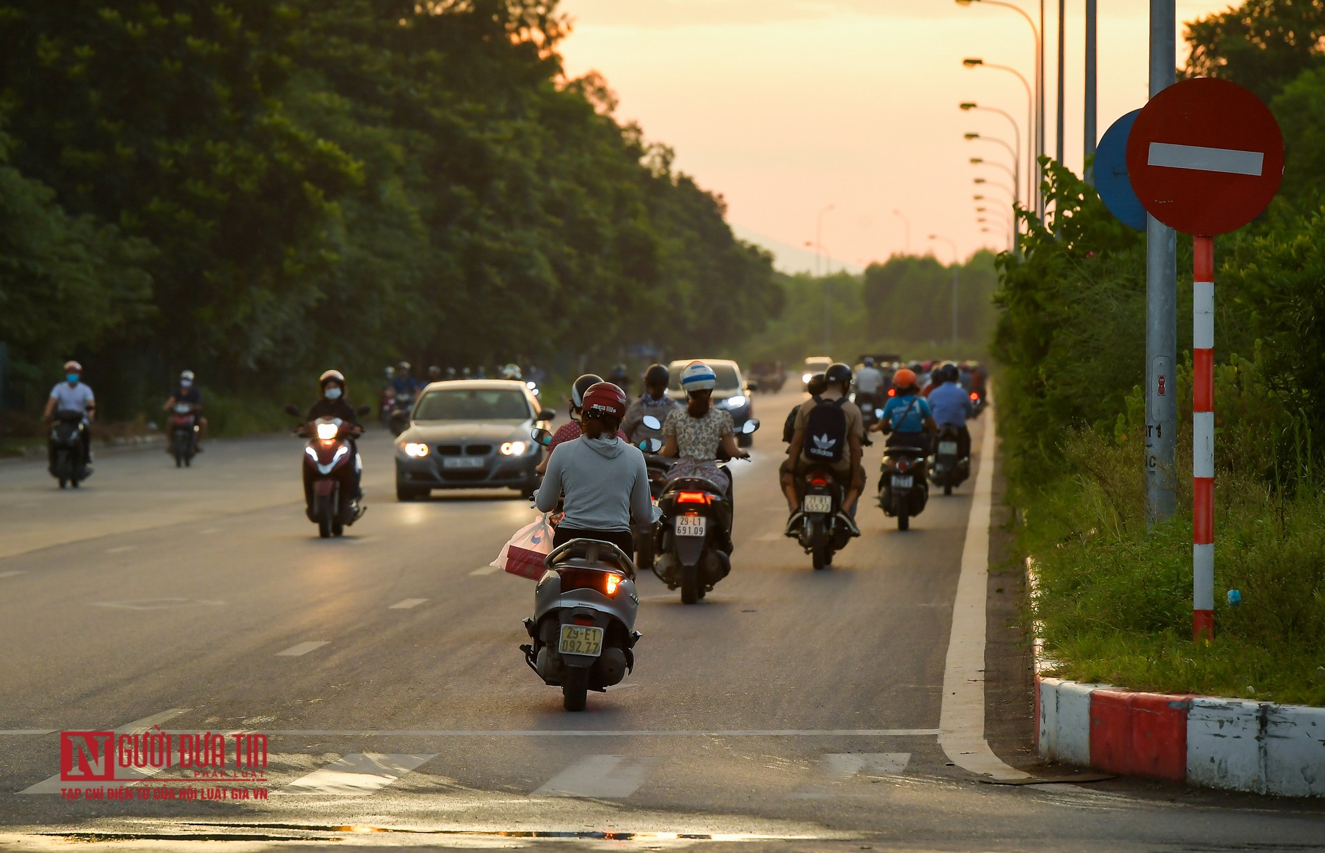 Tin nhanh - Hà Nội: Bất chấp nguy hiểm, dòng xe nối đuôi nhau đi ngược chiều