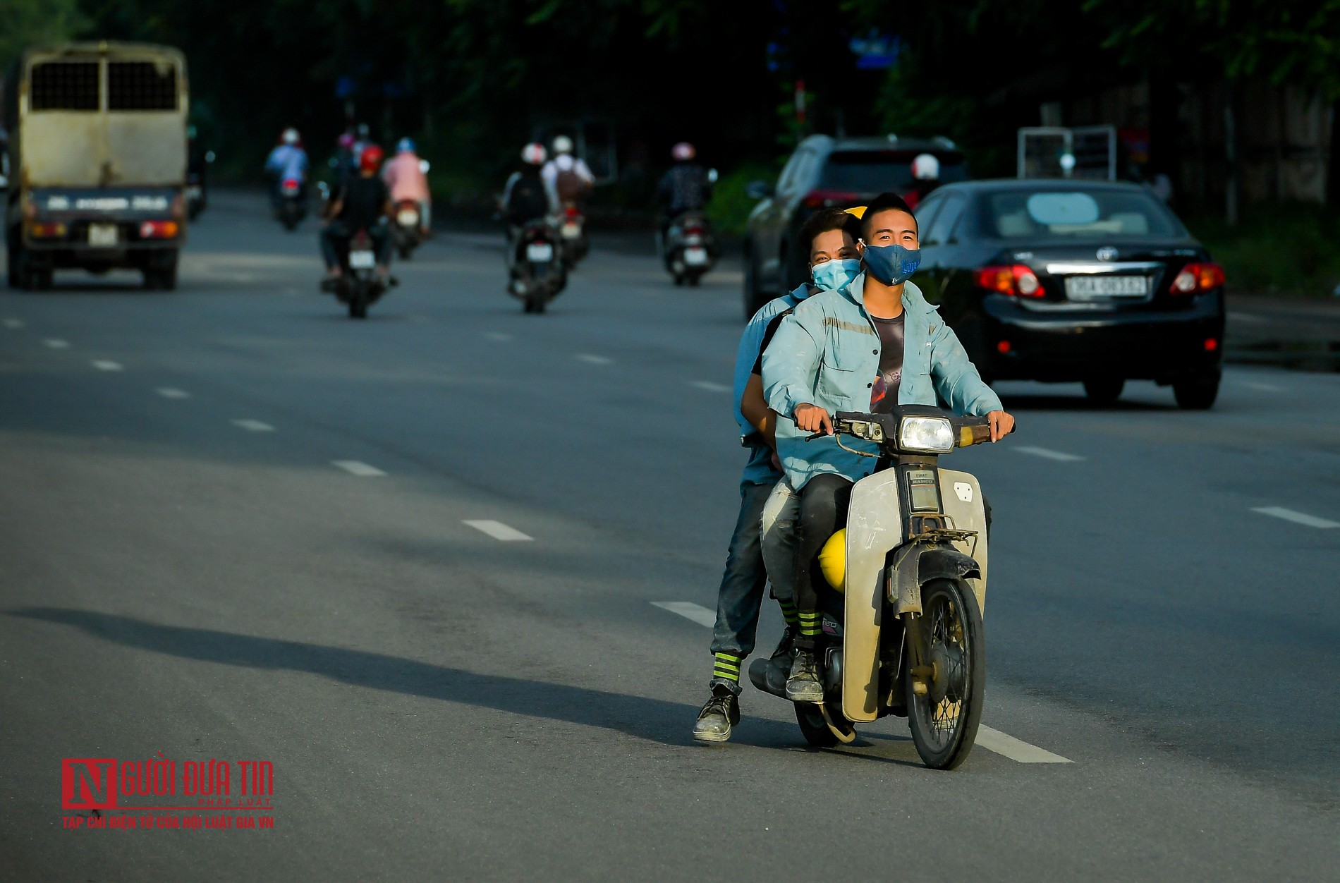 Tin nhanh - Hà Nội: Bất chấp nguy hiểm, dòng xe nối đuôi nhau đi ngược chiều (Hình 5).