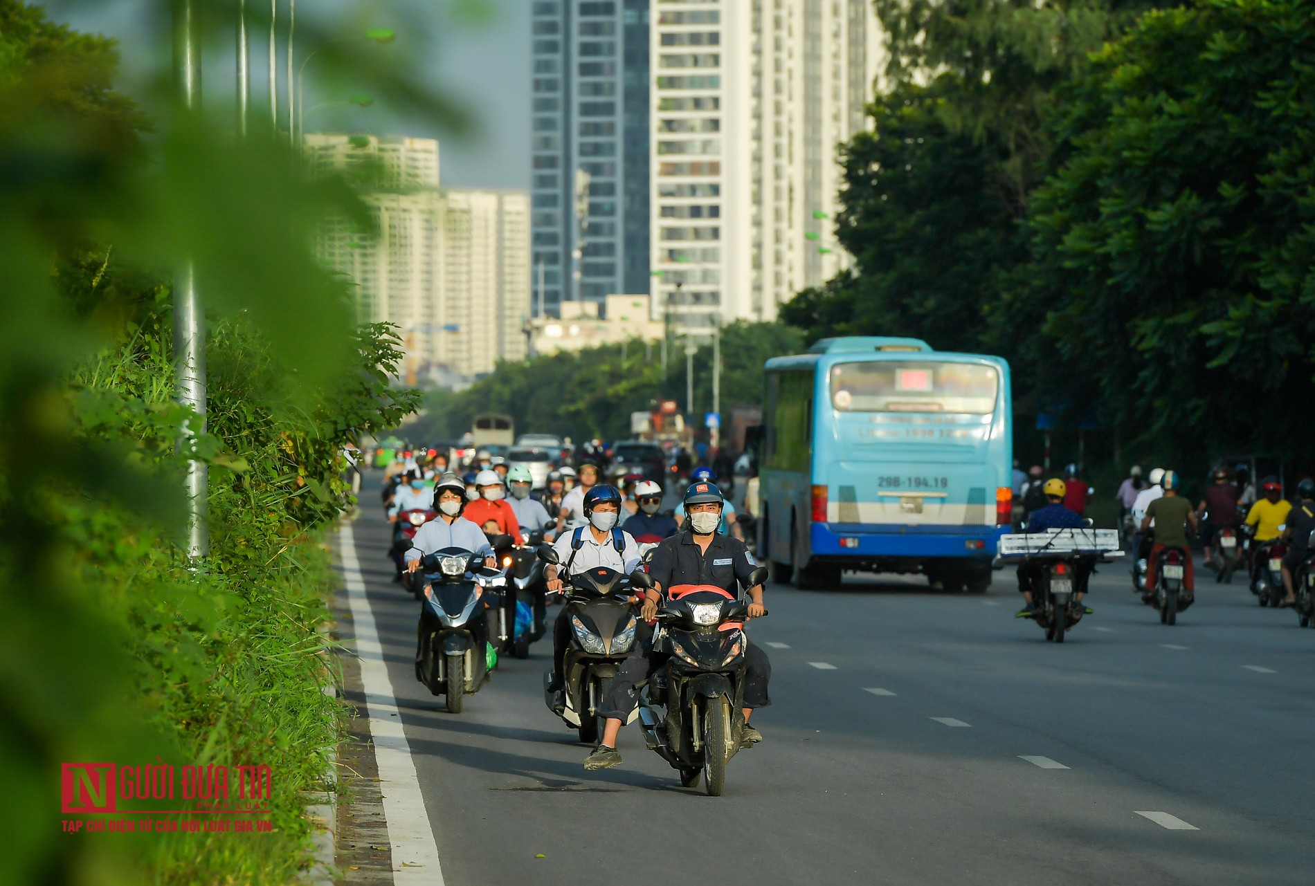 Tin nhanh - Hà Nội: Bất chấp nguy hiểm, dòng xe nối đuôi nhau đi ngược chiều (Hình 3).