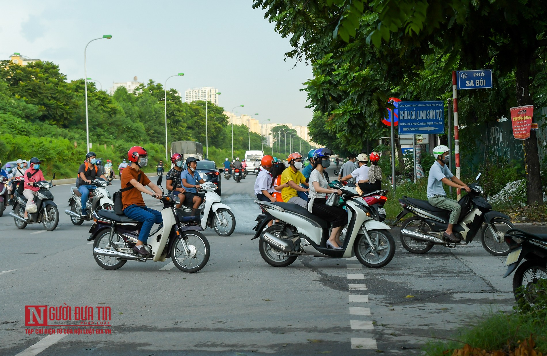 Tin nhanh - Hà Nội: Bất chấp nguy hiểm, dòng xe nối đuôi nhau đi ngược chiều (Hình 10).