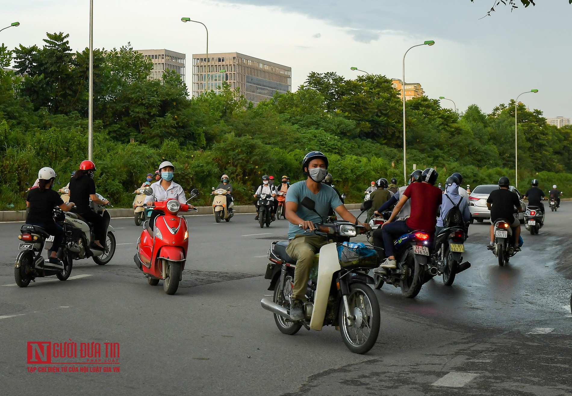 Tin nhanh - Hà Nội: Bất chấp nguy hiểm, dòng xe nối đuôi nhau đi ngược chiều (Hình 6).