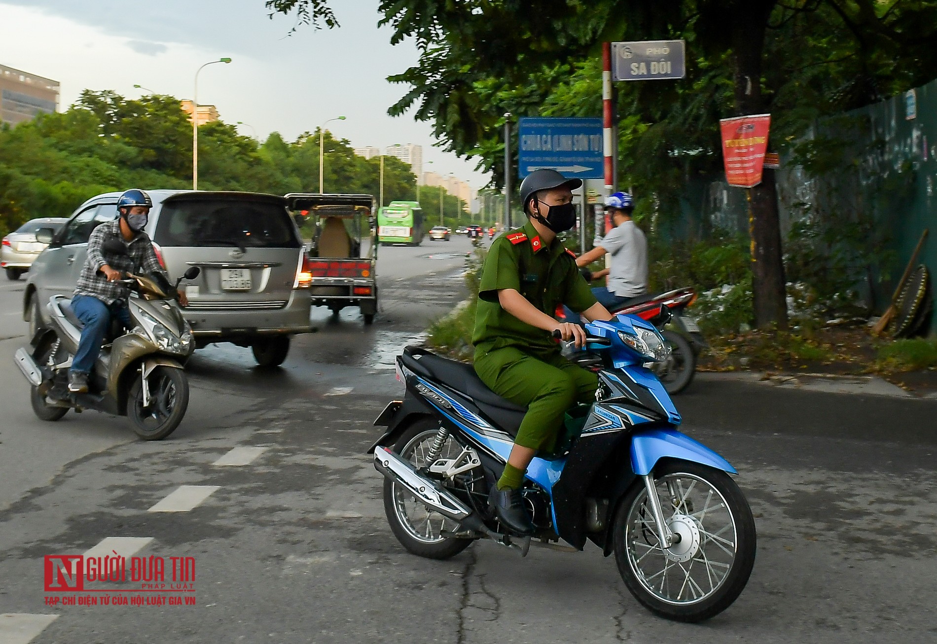 Tin nhanh - Hà Nội: Bất chấp nguy hiểm, dòng xe nối đuôi nhau đi ngược chiều (Hình 9).