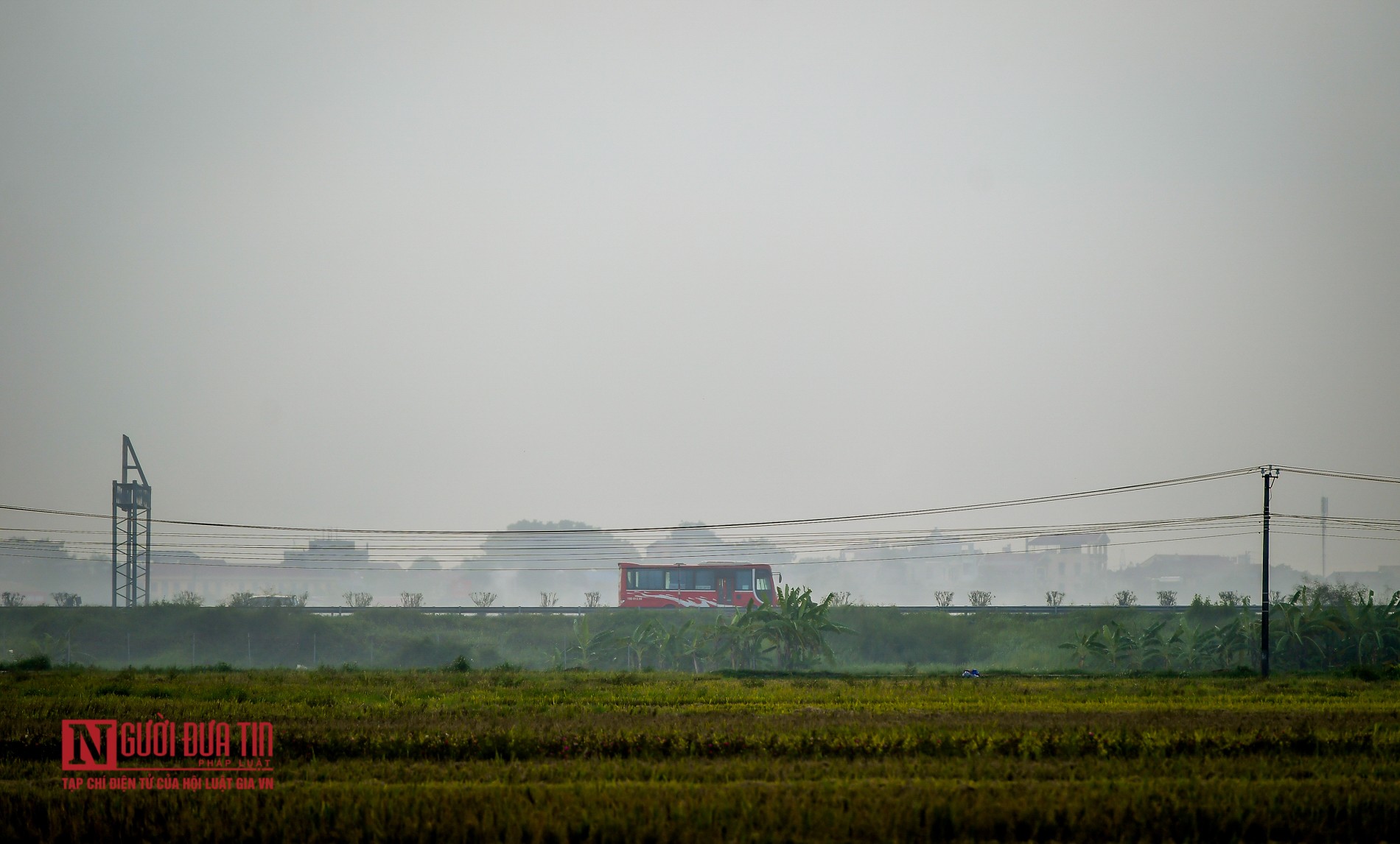 Tin nhanh - Khói đốt rơm rạ mù mịt, bủa vây sân bay Nội Bài (Hình 16).