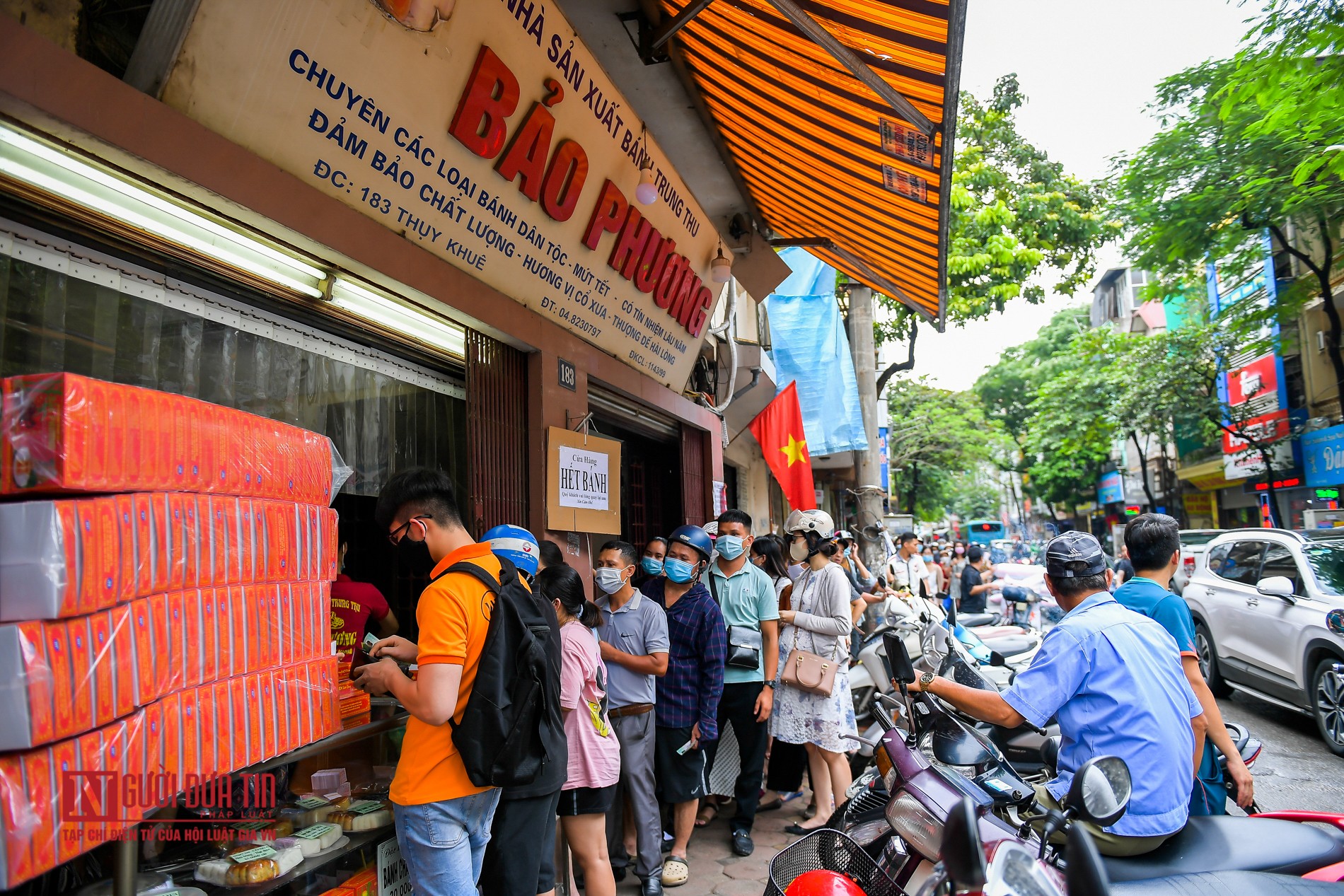 Tin nhanh - Người dân Thủ đô xếp hàng dài mua bánh Trung thu (Hình 3).