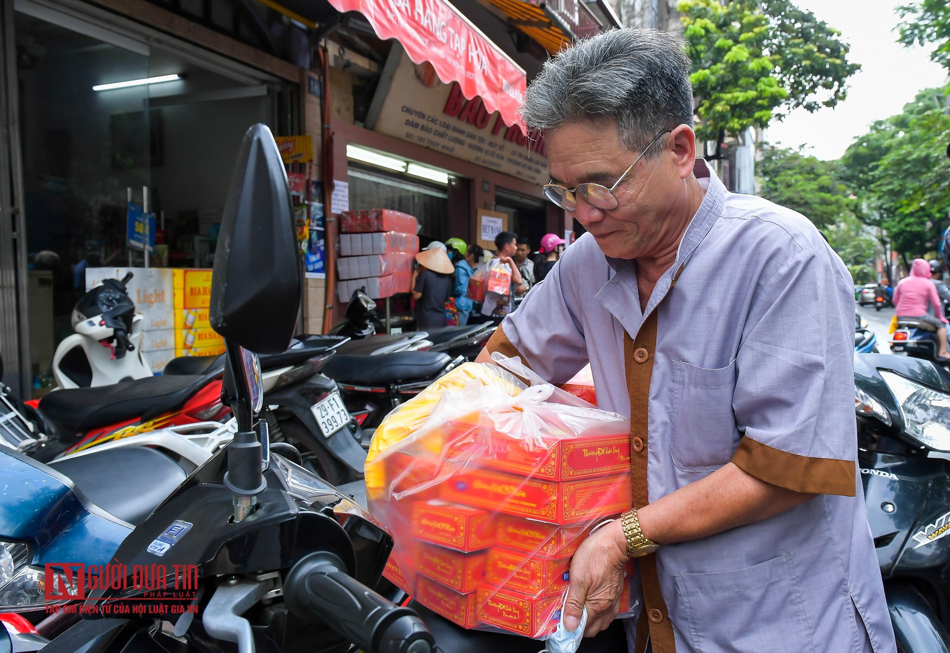 Tin nhanh - Người dân Thủ đô xếp hàng dài mua bánh Trung thu (Hình 10).