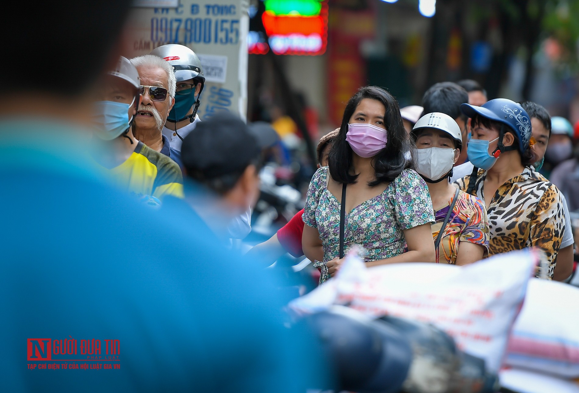 Tin nhanh - Người dân Thủ đô xếp hàng dài mua bánh Trung thu (Hình 4).