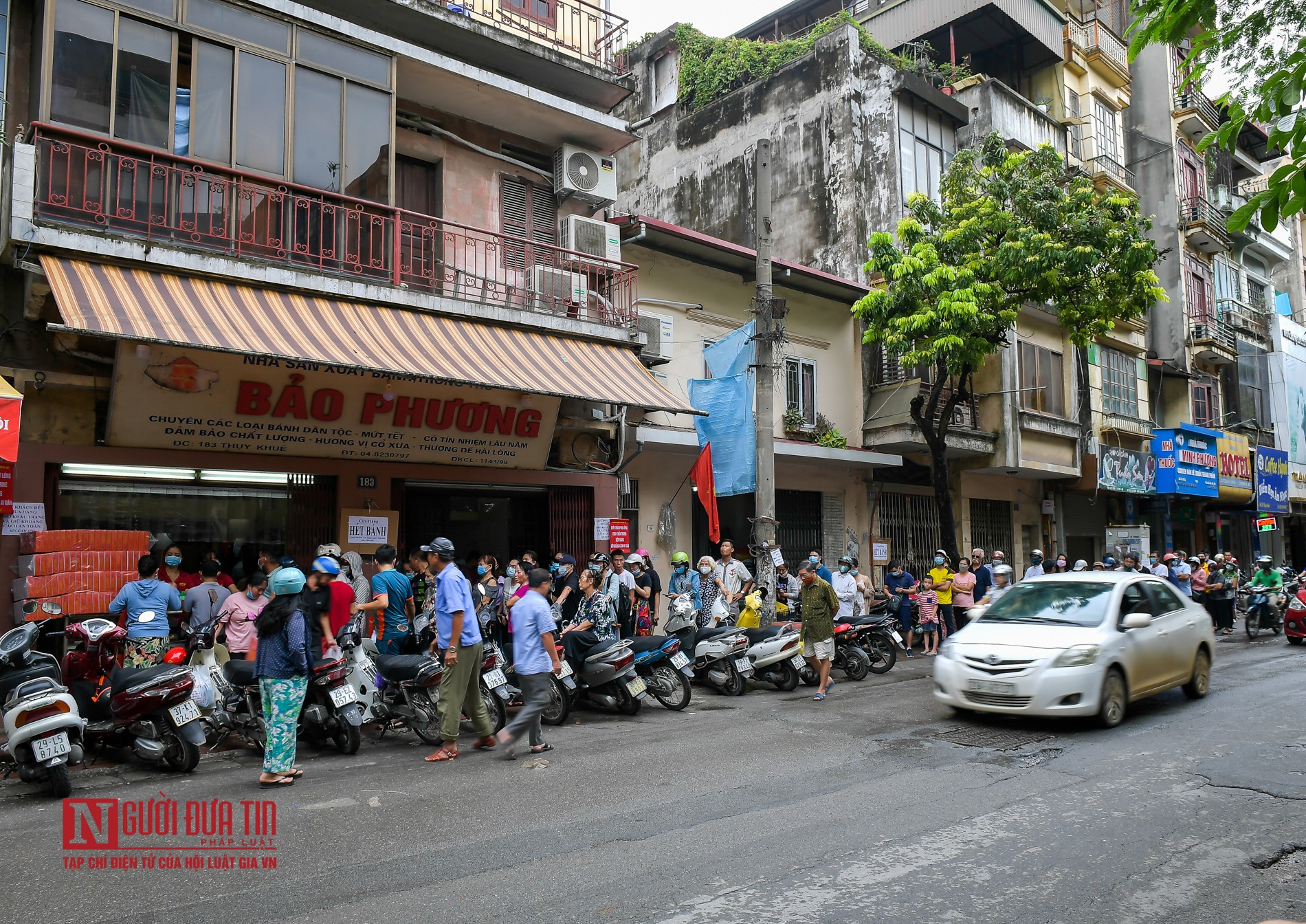 Tin nhanh - Người dân Thủ đô xếp hàng dài mua bánh Trung thu